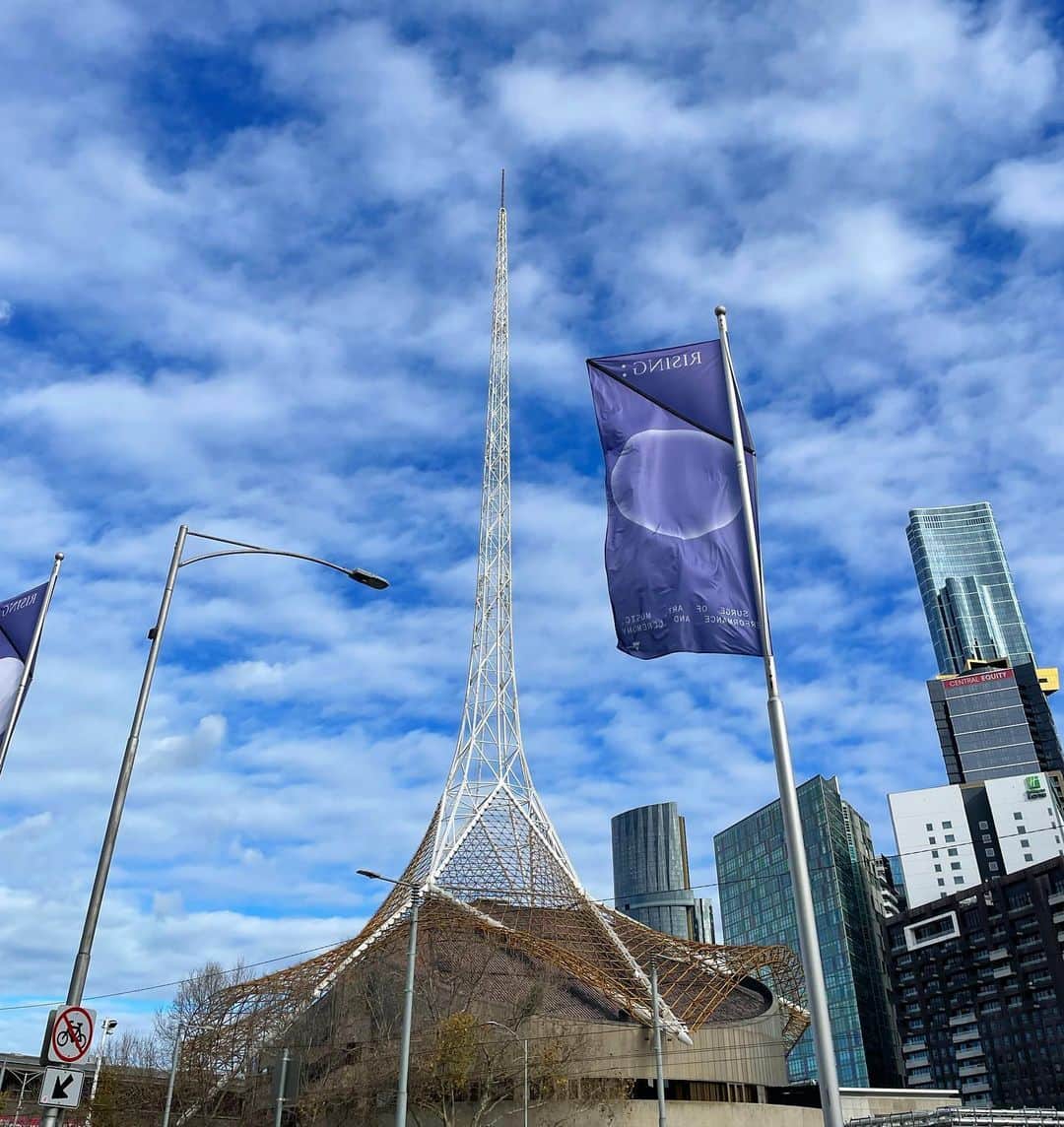 小林恵月のインスタグラム：「・ 📍Arts Centre Melbourne タワーの形は、バレリーナのドレスのスカートを意識して設計されたんだって😳👗🩰🩷 オーストラリアのお友達が教えてくれた☺️勉強になる〜✨ ・ #artscentremelbourne  #melbourne」