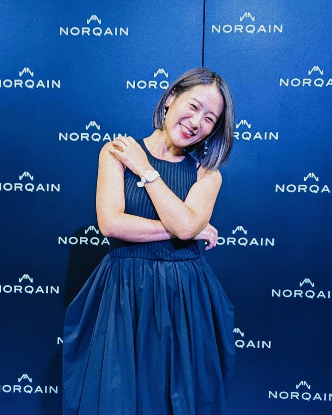 上野智子のインスタグラム：「もう先々週になりますが @norqain_japan @norqain 新作発表会MCでした🎙🇨🇭 Founder CEOをはじめ、アンバサダーのアスリートのみなさまのchallengingなアクションと発信に力をもらいました:) 新作はアクティブなシーンでも活躍しそう。 私はホワイトのラバーベルトのものをお借りして着用しました♡   衣装は私服。 @unitedarrows_official でした。  #ノルケイン #norqain #上野のおしごと」