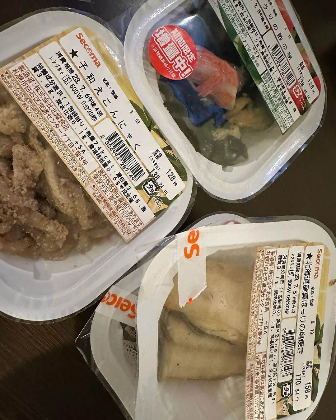 m.c.A・Tのインスタグラム：「函館到着〜！ 部屋でやることがあるので今夜は大好きなセコマ祭りじゃ〜！ このシリーズは神！ 俺の一推しは「子和えこんにゃく」「北海道真ほっけの塩焼き」！」
