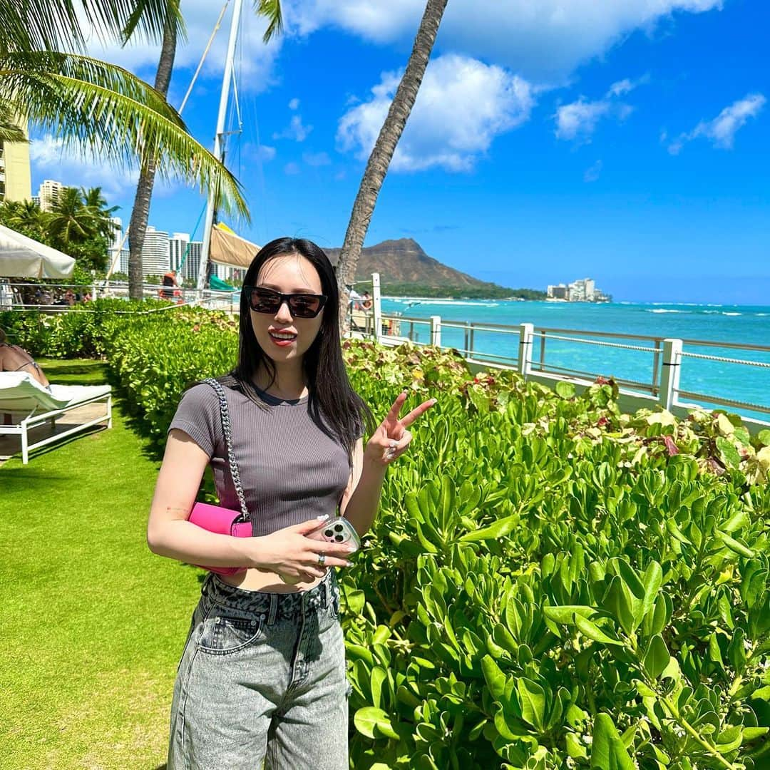 タナカガさんのインスタグラム写真 - (タナカガInstagram)「新婚旅行は人生初のハワイへ🌴🌺🐠  ほんまにめちゃくちゃ楽しかったし、改めて結婚式の余韻に浸れたし、式準備で疲れ果ててたから時間が進むのがゆっくりでリラックス出来て最高やった😭✨ 写真これからいっぱい載せる🫶🏻🫶🏻 毎日海入ってたなそういえば笑」7月4日 20時59分 - tanakaga.12