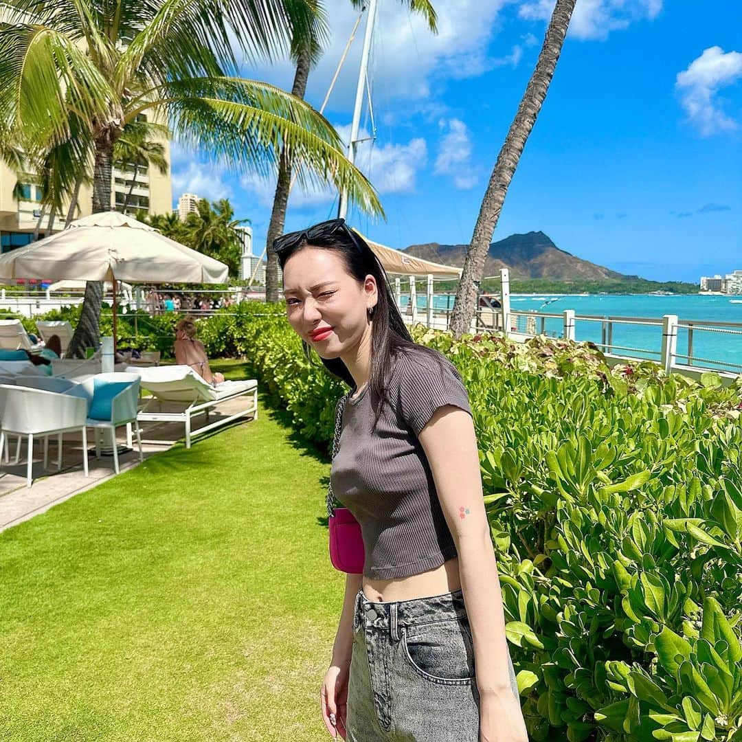 タナカガさんのインスタグラム写真 - (タナカガInstagram)「新婚旅行は人生初のハワイへ🌴🌺🐠  ほんまにめちゃくちゃ楽しかったし、改めて結婚式の余韻に浸れたし、式準備で疲れ果ててたから時間が進むのがゆっくりでリラックス出来て最高やった😭✨ 写真これからいっぱい載せる🫶🏻🫶🏻 毎日海入ってたなそういえば笑」7月4日 20時59分 - tanakaga.12