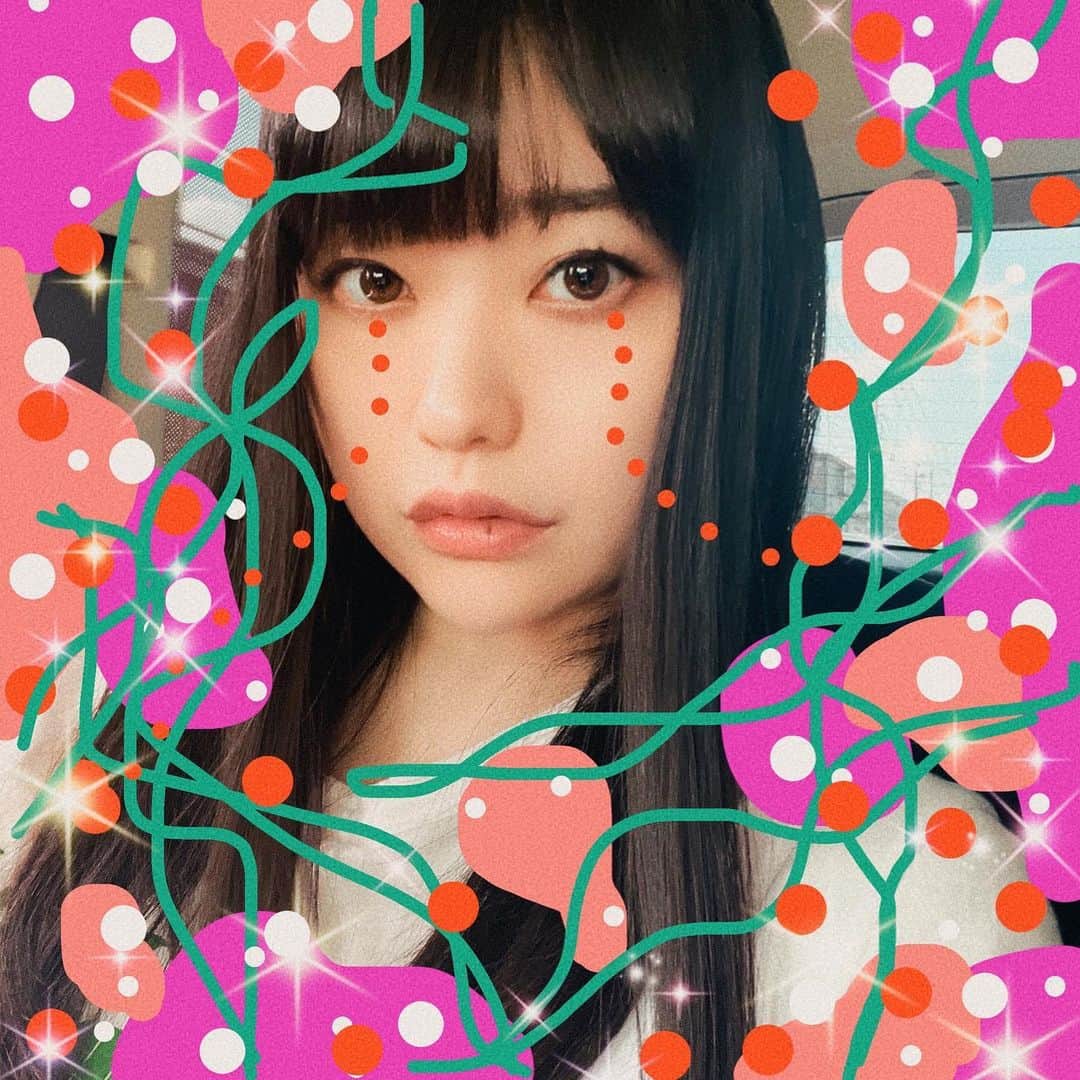 冨手麻妙のインスタグラム：「最近iPhoneでお絵描きするのハマってる🖼🎨iPadでペン使って描くよりたのしいかも👆💚💙💛🌺🤪  #art #iphoneart」