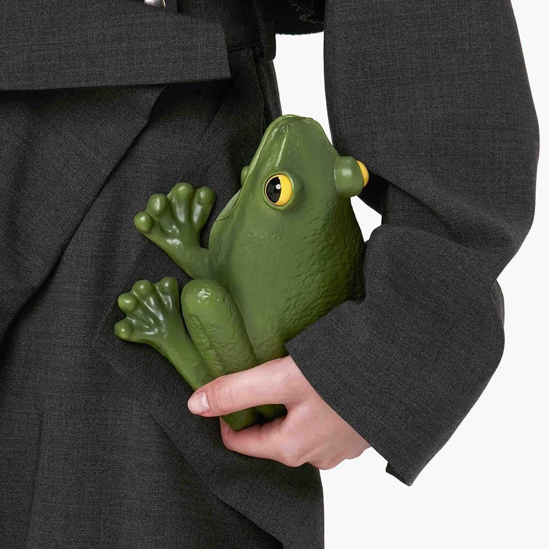 JWアンダーソンさんのインスタグラム写真 - (JWアンダーソンInstagram)「THE FROG CLUTCH  Available now:  jwanderson.com JW Anderson Soho, 2 Brewer St., London W1F 0SA JW Anderson Milan, Via Sant’Andrea 16, Milano 20121」7月4日 20時52分 - jw_anderson