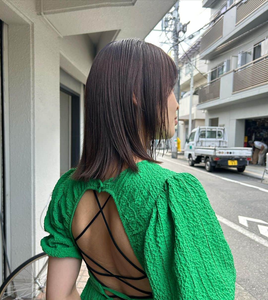 三原勇希のインスタグラム：「After⇔before 暗めにカラー&カットしてもらいました💚アゲ  美容院っていろいろな技術はもちろん、居心地、トーク、サロンが打ち出すスタイルとか雰囲気、コスパ、予約のとりやすさ、立地、、全部大事だよねって話してた🫠好きなのに椅子がこういうの🪑で固くて嫌で足が遠のいたとこ、あったな…笑  雑誌読むのもいいけど、お喋りを楽しみたい派です。なんでもチャレンジする方だけど、美容院だけはなかなか挑戦できません。  信頼の @daikiokinaga @edie.hair 💇長年いつもありがとう！」