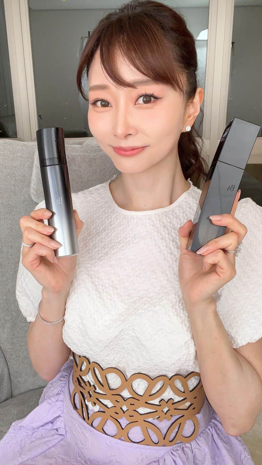 石井美保のインスタグラム：「暑い時期にもぴったりのポーラのスキンケアを紹介させていただきました！  B.A ミルク フォームは もたつき・ハリのなさなどに着目し泡で出てくるという乳液の概念を覆された1品。 ベスコスも多数受賞している、これからの季節にもぴったりな心地よいスキンケアです。  B.A ローション イマースは マスク生活や日常的な汗で鼻や頬の毛穴※が開いたりたるむのをなんとかしたい方にオススメ。 毛穴の目立たない状態をキープするさらりと水のようなテクスチャーの化粧水です。  みずみずしいテクスチャーで2品の相性は抜群。 ぜひチェックしてみて下さいね。 ※毛穴：角層の毛穴  #PR　 #baミルクフォーム　 #baローションイマース　 #攻める乳液　 #引き締め泡乳液　 #ポーラba　 #ポーラ  @pola_official_jp」