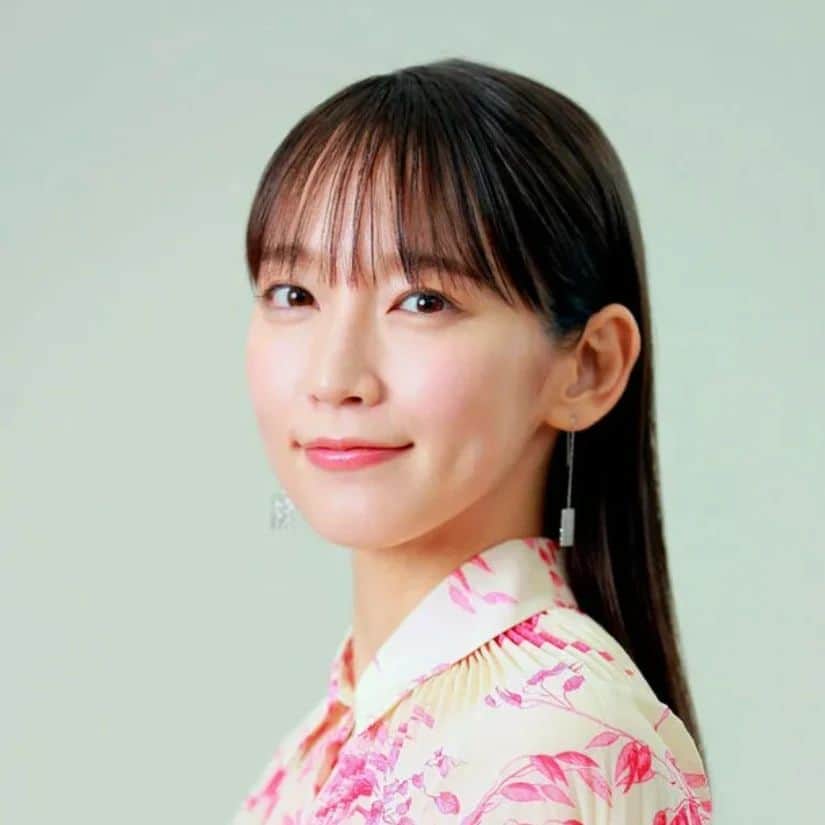 のインスタグラム：「里帆ちゃん、りほらーの皆様今日も１日お疲れ様でした！(*´ー｀*)  気づけば７月！！  最近まだまだ雨多いけど  気持ちは晴れで頑張っていきますかーー！！！😆😆  #吉岡里帆 #吉岡里帆かわいすぎ #吉岡里帆ちゃん」