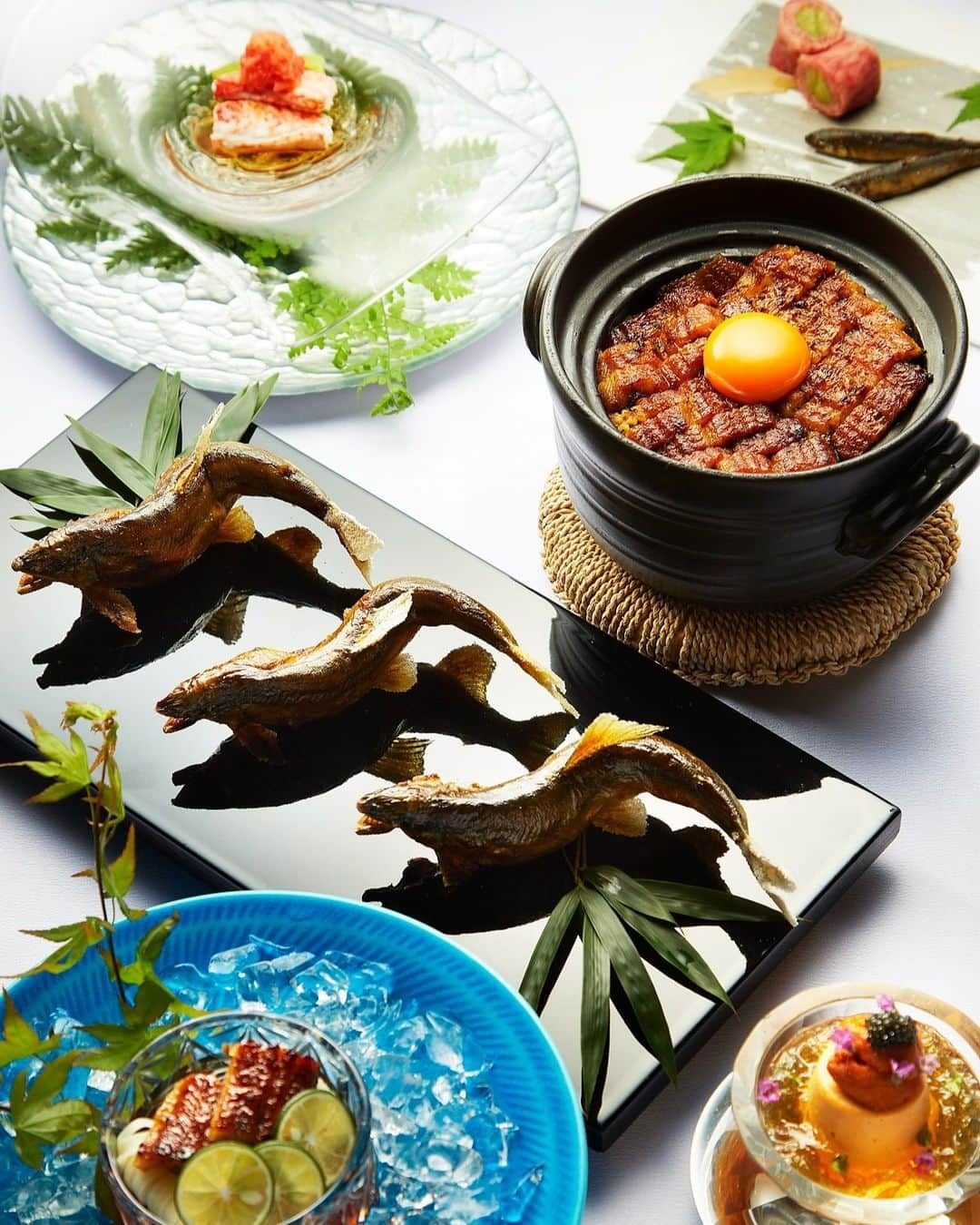 Shangri-La Hotel, Tokyoのインスタグラム：「旬の高級食材を贅沢に使用した夏限定の「『葵』懐石」をなだ万にてご提供いたします。⁣ ⁣ 夏の風物詩である鰻・鮎・鱧をはじめ、紫雲丹や北海道の毛蟹、いちじくなど、この季節を代表する最高級の食材で彩る今夏の懐石料理。⁣ ⁣ 濃厚な雲丹プリンや和牛のいちじく包み、すだちと木の芽が爽やかなキャビアを添えた鰻の冷たいそうめんや、ふっくらした鱧の小鍋仕立て、夏バテ防止や疲労回復だけでなく美容効果も高い栄養満点のひつまぶしなど、こだわりの逸品を揃えました。⁣ ⁣ 新鮮な食材と職人技が織りなす繊細で奥深い味わいと見た目にも美しい、雅やかな料理の数々をご堪能ください。⁣ ⁣ Along with main dishes using eel and sweetfish, known as a summer tradition, the finest seasonal ingredients line up such as purple sea urchin, hairy crab from Hokkaido, figs, and conger eel from Awaji in Nadaman Summer Dinner Kaiseki.⁣ The third item that is originally served as soup, was replaced with cold somen noodles with eel and sudachi citrus to emphasise the coolness.⁣ ⁣ At the end of the meal, try eel hitsumabushi, which contains a lot of nutrients, including vitamins that are essential for beauty, as well as preventing summer fatigue.⁣ ⁣ #FindYourShangrila #shangrilacircle #myshangrila #shangrilahotels #shangrila #shangrilatokyo #tokyotravel #tokyotrip #tokyostation #シャングリラ #シャングリラ東京 #シャングリラサークル #東京駅 #丸の内 #大手町 #和食 #懐石 #夏 #なだ万」