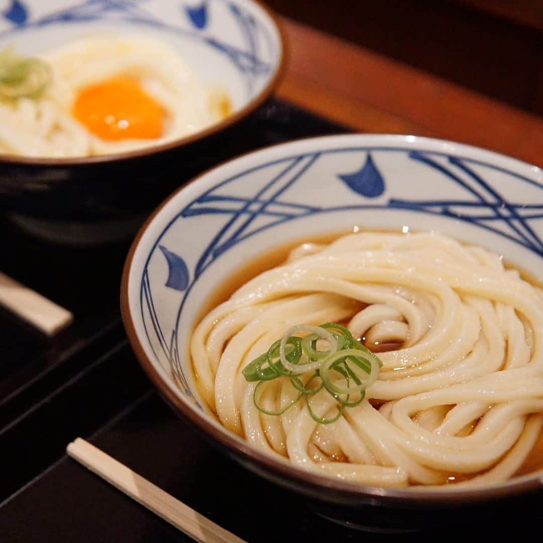 丸亀製麺のインスタグラム：「丸亀製麺には1人で行く派？誰かと行く派？コメントで教えてくださいね👇  「毎週水曜日は好きな人と丸亀製麺に行く日でした」「遠距離の彼氏が久々に地元に帰ってきた時に2人で食べに行ってました」というフォロワーさんからいただいた甘酸っぱい思い出の瞬間を写真に切り取ってみました。  皆さんの素敵なエピソードもぜひ教えてくださいね！  #丸亀製麺 #丸亀うどん #udon #麺 #うどん」