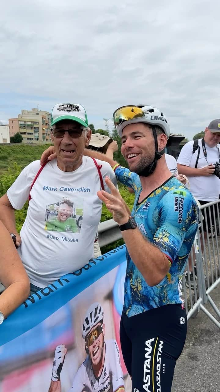 マーク・カヴェンディッシュのインスタグラム：「Mark Cavendish has a lot of love for his fans 🙌🏻  These guys have followed him for his entire career! 🤯  #cav #markcavendish #cvndsh #cycling #procycling #astana #astanaqazaqstan #manxmissile #sprinter #power #watts #sprint  #tdf #tdf23 #tdf2023 #tourdefrance #procycling #ciclismo #ciclista #worldtour」