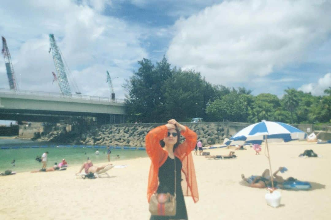 村田寛奈のインスタグラム：「少し早めの 夏休みいただいて。 海最高やし気候も最高やし久々に運転したらめっちゃ気持ち良くて最高でした。大満喫。  エモ子が撮ってくれたエモ写真  サンダル焼けした足inプール  二ライビーチ  ほろ酔いニキビちゃんinスナックphoto byエモ子  🕶️ @noisescape_official   #沖縄#旅行#夏#海#最高#波の上ビーチ#二ライビーチ#フィルム写真」