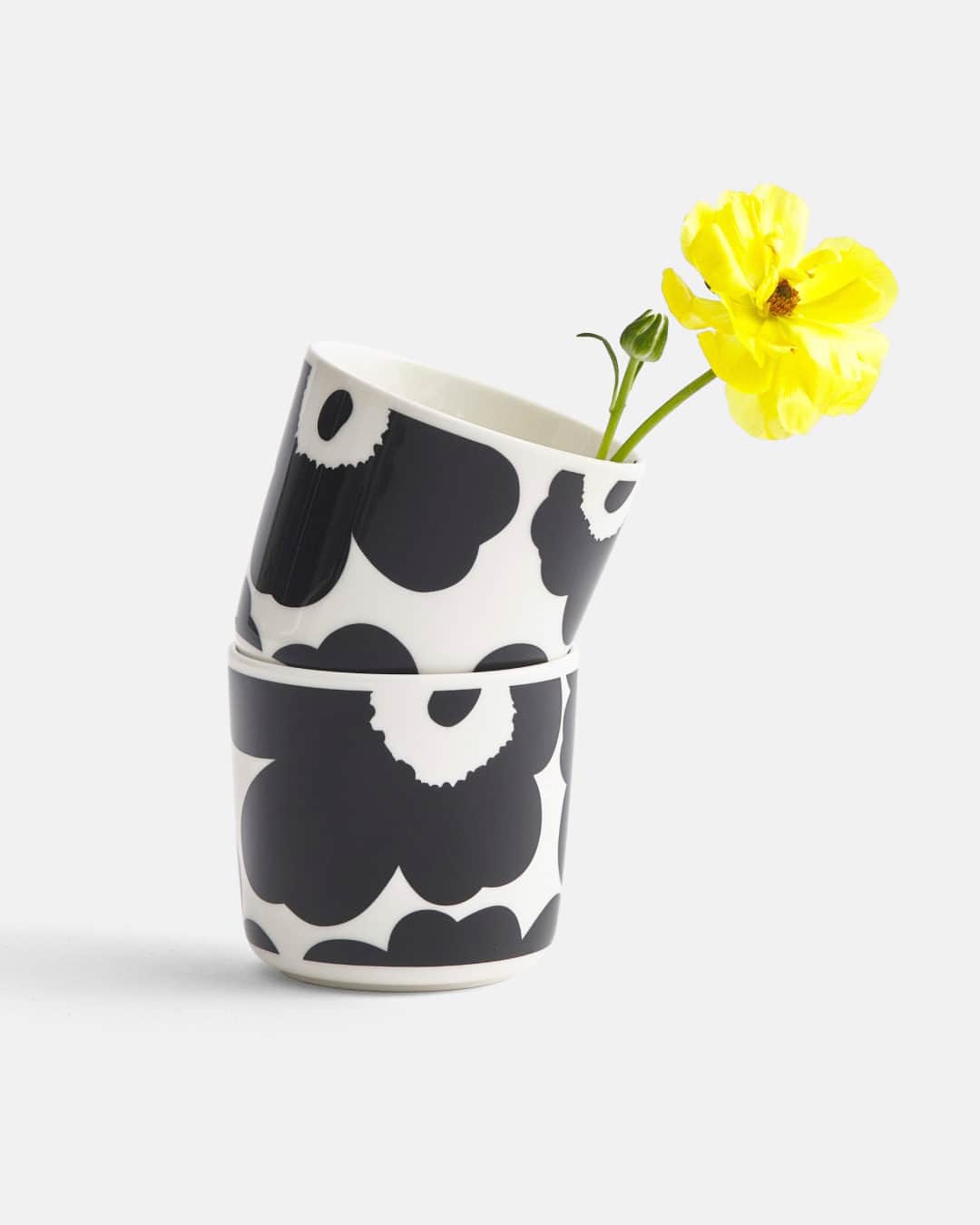 マリメッコのインスタグラム：「Clean-lined ceramics meet geometric prints—the Marimekko lifestyle is all about finding beauty in the simplest of things. What’s your all-time favorite piece of design from our home collection? ❤️‍🔥  Explore home classics at marimekko.com. #marimekko」