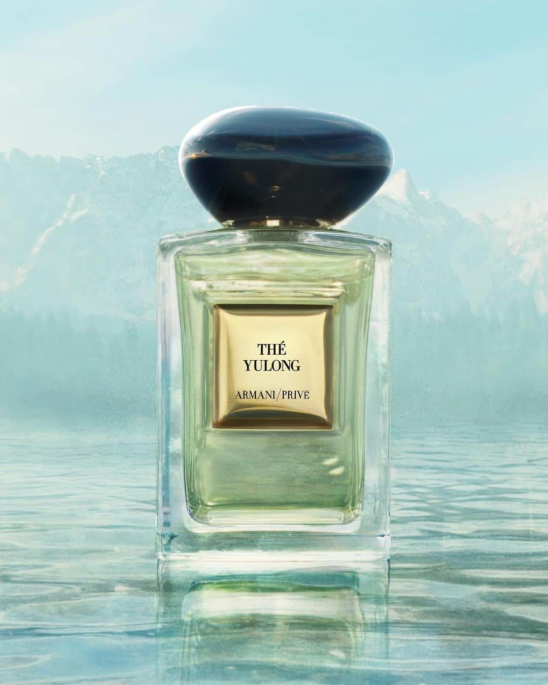 Armani Beautyさんのインスタグラム写真 - (Armani BeautyInstagram)「An ode to nature. Exuding the allure of the hazy Yulong Mountains, Armani/Privé THÉ YULONG invites you to immerse yourself in China's legendary scenery through woody aromas and refreshing notes, all encapsulated in a sleek, iconic bottle.  #Armanibeauty #ArmaniPrive #HauteCoutureFragrances #TheYulong #Fragrance」7月4日 21時00分 - armanibeauty