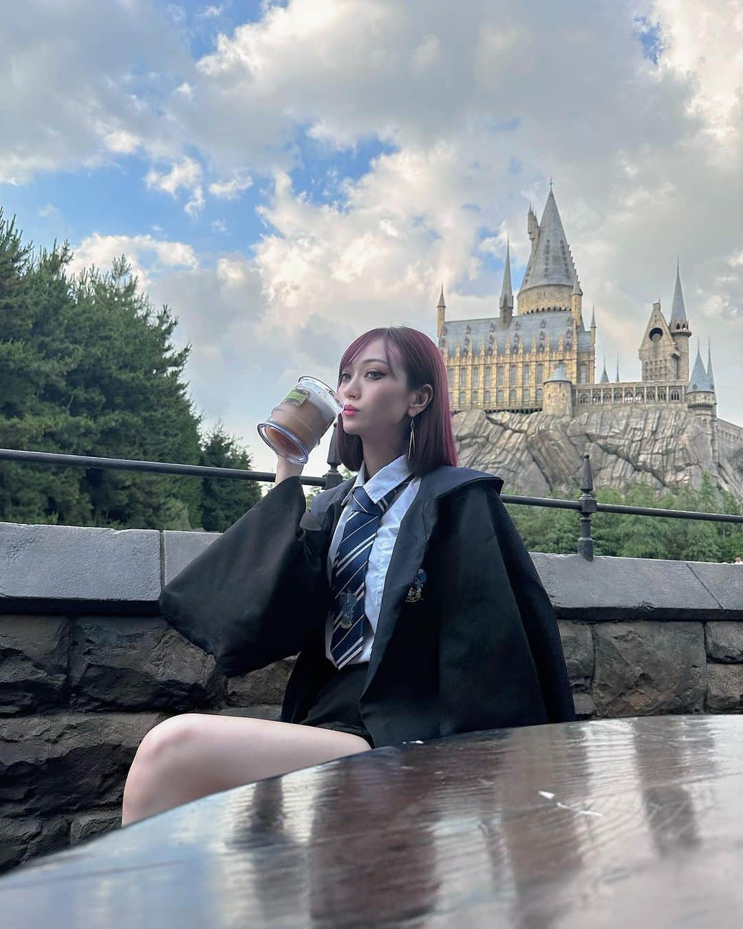 優姫ゆいなのインスタグラム：「. 行きつけのパブで集合ね🪄💙一緒にバタービール飲も🍻 #千葉ホグワーツじゃないよ #カフェって書いたら友達に叱られたよ . #ユニバーサルスタジオジャパン  #ユニバ #ハリーポッター#ハリポタ#グリフィンドール#スリザリン#レイブンクロー#ハッフルパフ#ホグワーツ#バタービール」
