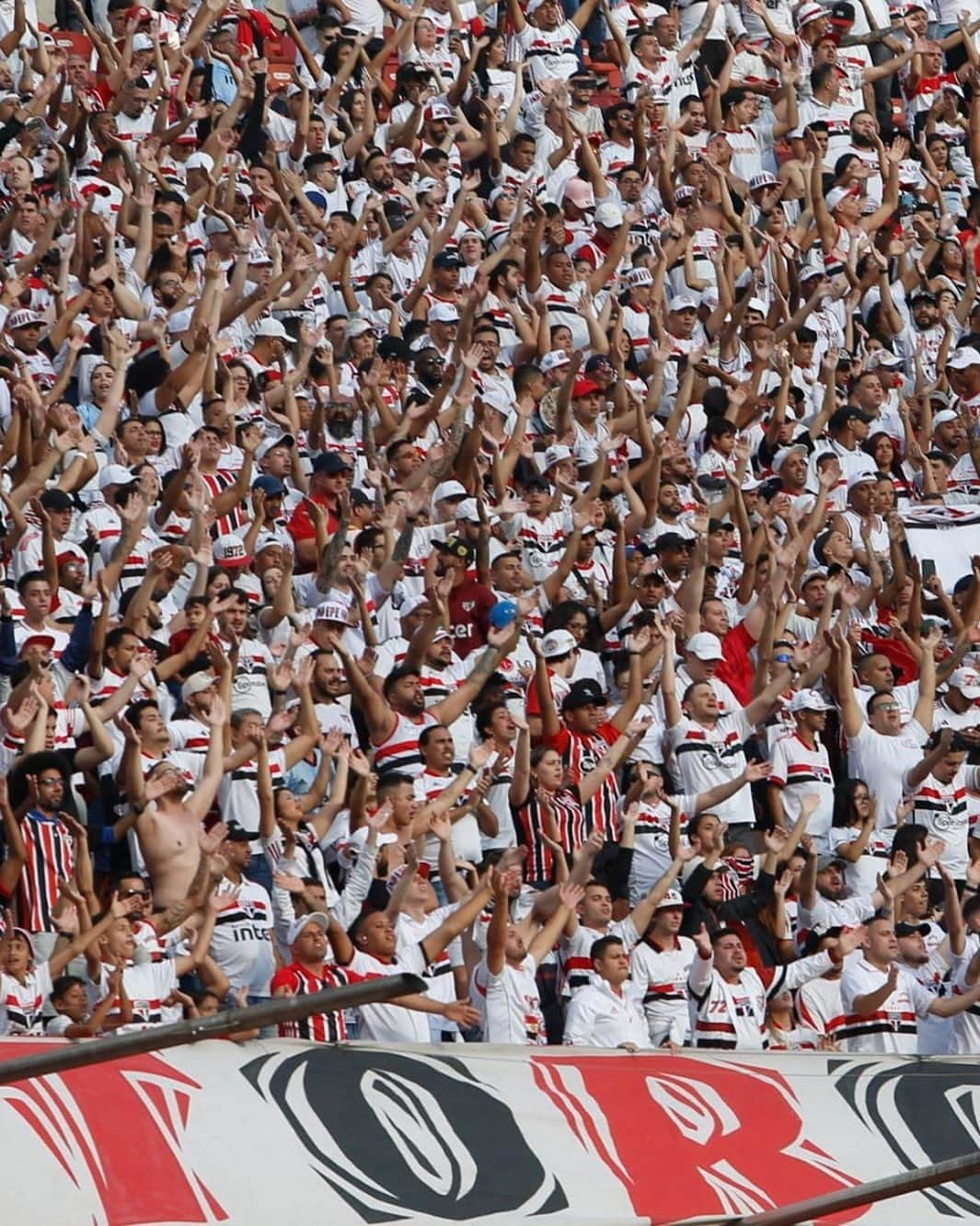 São Paulo FCさんのインスタグラム写真 - (São Paulo FCInstagram)「☀️ Bom dia, torcida!   Já são 4️⃣3️⃣ mil ingressos vendidos para o clássico de amanhã, às 19h30, pela Copa do Brasil!  Garanta seu lugar e faça parte da #TorcidaQueConduz ➡️ spfc.totalacesso.com (link no stories)  #VemProMorumbi #VamosSãoPaulo 🇾🇪」7月4日 21時03分 - saopaulofc