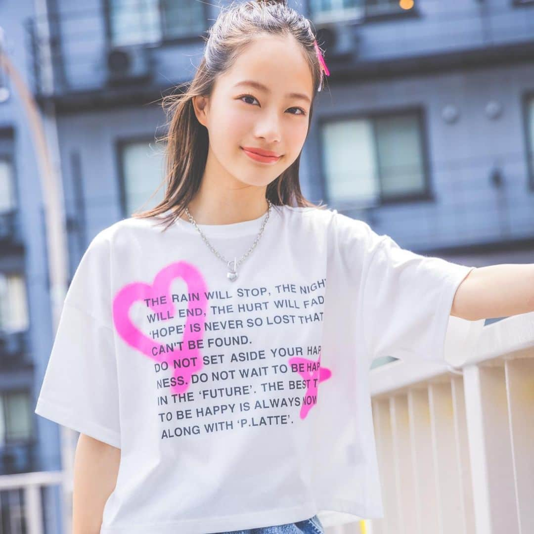 PINK-latteさんのインスタグラム写真 - (PINK-latteInstagram)「𓈒 𓂂𓏸New𓈒 𓂂𓏸  プリントTシャツが入荷！ ┈┈┈┈┈┈┈┈┈┈ レトロプリントTは一部がキラキラしてる所が魅力的🥹💕  使いやすい定番シルエットのTシャツに海外パッケージのような少しレトロな配色を効かせたグラフィックTシャツ！ ┈┈┈┈┈┈┈┈┈┈ トレンドのスプレーTシャツは短丈でY2Kを楽しめる🤭💕  着丈が軽めなのでカーゴやフルレンとの相性◎  ボトムにインしてもすっきり着られるのでお好みのスタイルで楽しめる🤭💕  #ピンクラテ #池端杏慈 #アンラテ #アンラテハッピーワールド #fyp #プリントtシャツ #tシャツコーデ #夏コーデ」7月4日 21時03分 - _pink_latte