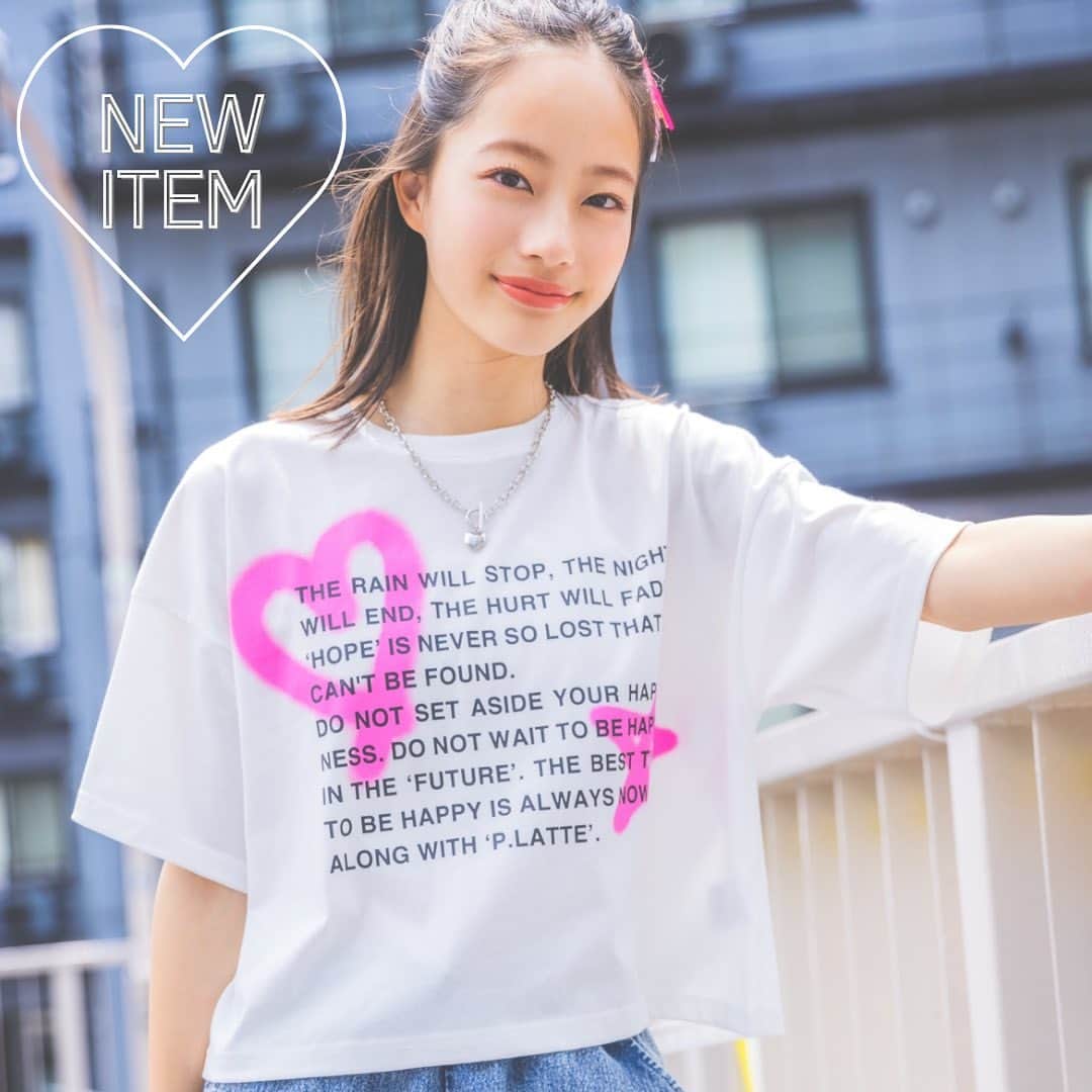 PINK-latteさんのインスタグラム写真 - (PINK-latteInstagram)「𓈒 𓂂𓏸New𓈒 𓂂𓏸  プリントTシャツが入荷！ ┈┈┈┈┈┈┈┈┈┈ レトロプリントTは一部がキラキラしてる所が魅力的🥹💕  使いやすい定番シルエットのTシャツに海外パッケージのような少しレトロな配色を効かせたグラフィックTシャツ！ ┈┈┈┈┈┈┈┈┈┈ トレンドのスプレーTシャツは短丈でY2Kを楽しめる🤭💕  着丈が軽めなのでカーゴやフルレンとの相性◎  ボトムにインしてもすっきり着られるのでお好みのスタイルで楽しめる🤭💕  #ピンクラテ #池端杏慈 #アンラテ #アンラテハッピーワールド #fyp #プリントtシャツ #tシャツコーデ #夏コーデ」7月4日 21時03分 - _pink_latte