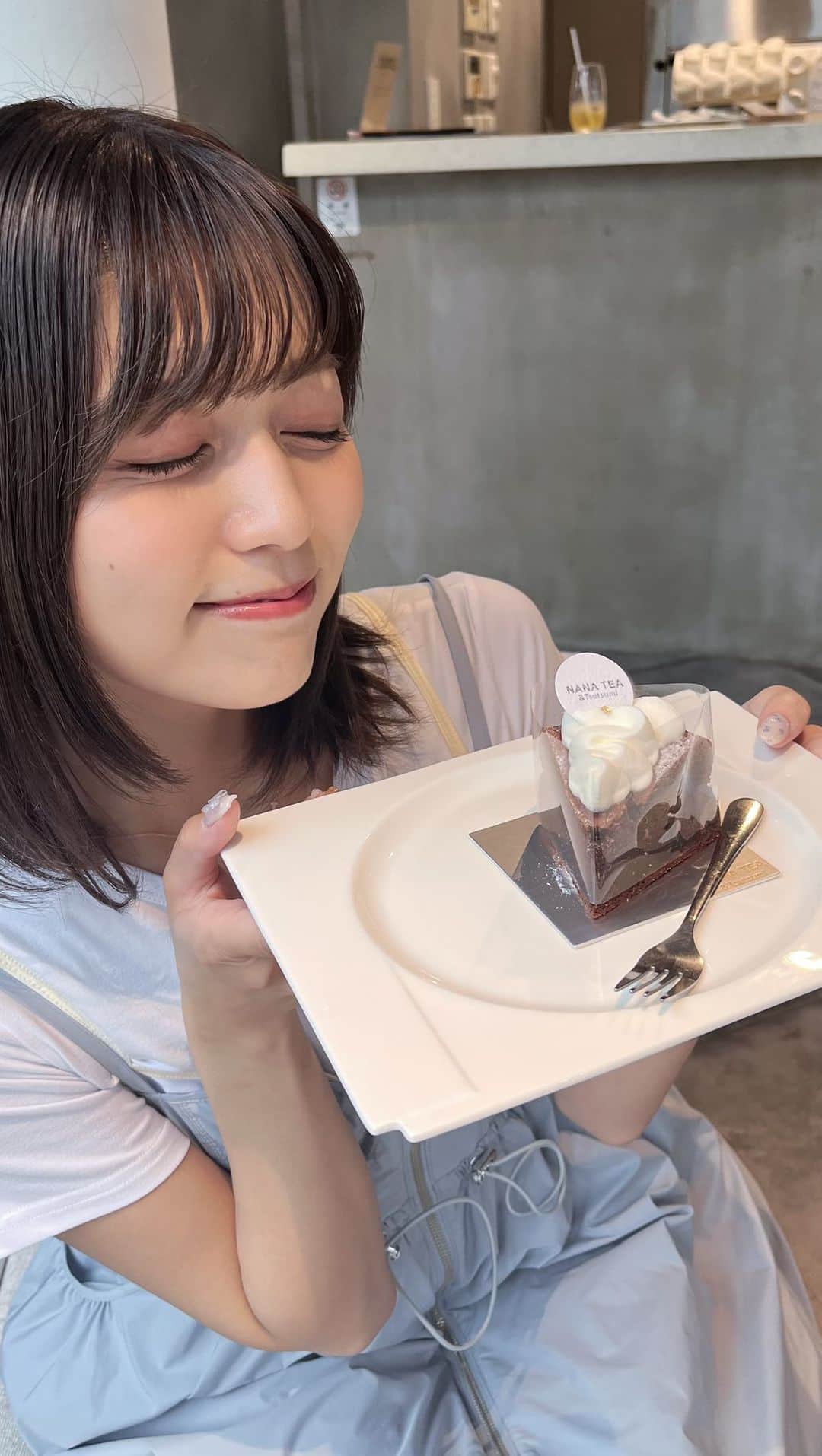 中村歩加のインスタグラム：「☕️カフェでまったり過ごした日💭  ガトーショコラを注文したのだけど、 濃厚でめちゃめちゃ美味しかった〜〜🧁🤎  みーずんに撮ってもらったよ☻  #原宿カフェ #原宿ランチ #カフェ巡り #カフェ活 #ガトーショコラ #f #fyp #ワンピースコーデ #ワンピース #カフェラテ #表参道カフェ #表参道ランチ #表参道 #このあとノイミーちゃんの武道館に行きました 幸」