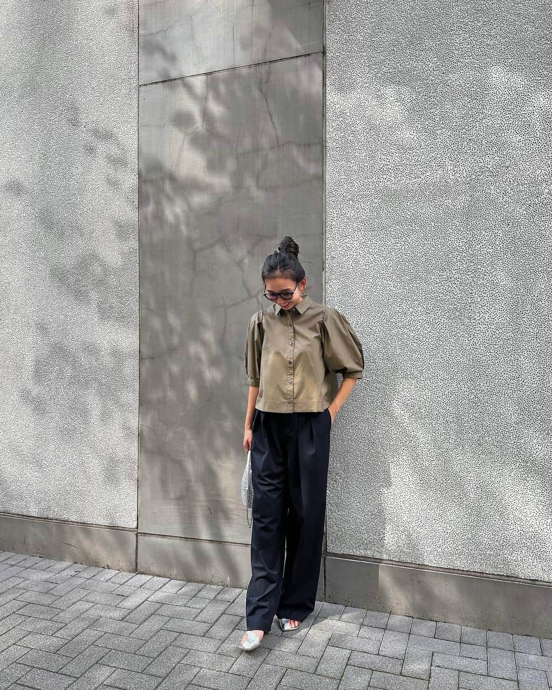 鈴木詩織のインスタグラム：「ショート丈のシャツとっても好き🤍 袖のポワンデザインがたまらない🥹✨  @newans.official なのでイージーケアなのがこれまた良い🙆🏻‍♀️  ネイビーのワイドパンツに合わせたのですが、このパンツもゆるっとルーズ感が好き♡  髪が長すぎてお団子ヘアにするとドリルみたいになっちゃう😂😂😂  ⁡  #shiorin_styling#newans#libjoie#ハッシュニュアンス#リブジョア」