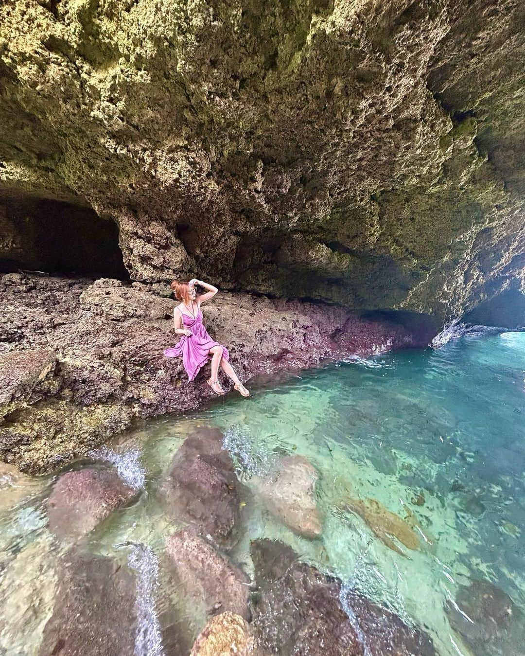 桜井莉菜さんのインスタグラム写真 - (桜井莉菜Instagram)「この歳になってから、色んな事をやり始めて色んなものが見えてきた。 良い事も悪い事も。 でも楽しい事の方が多くて、もっともっと知らなかった事も挑戦したくなってる✨ もう40って考えるか、まだ40って考えるかで、何もかも変わってくる。 今だからこそやれる事、出来る事もあると思うし、考え方も違ってきたし何だかワクワクする事も増えてきた。 新しい事を始めるのって、怖い事だけどやってみなきゃ始まらないし新しい世界が見えてくるかもしれない✨ 人生って楽しければ短いし、楽しくなければ罰ゲームのように長く感じると思うから、どうせ生きてかなきゃダメなのなら、楽しく生きた方が良いよね。 やりたかった事、やれなかった事、やってみたい事、今なら出来る事、いっぱい挑戦してこうと思ってる🤩 ちなみに私は死ぬまでに 青の洞窟とオーロラはこの目で見てみたいなと思ってる✨ あ、結婚式もしたい👰‍♀️ 結婚願望や子供が欲しいとは思ってないけど、結婚式はしたいなぁとずっと思ってる。 まぁ、まずは相手を探さないとね😂 39歳から始めた【 @ageha.kitashinchi 】も、凄く楽しく出来てる。 初めての人と話す事で色んな人が居るなって思えて面白い😆 今月は26.27.28.29日の4日間行きます💓💓💓 是非皆様人生について語りましょ❤️←w  #人生色々#楽しみましょ❤️」7月4日 21時15分 - rina__sakurai