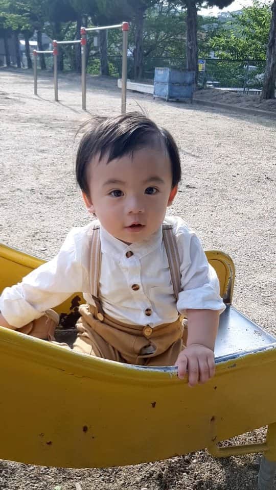 友利愛美のインスタグラム：「ひさびさに晴れたねぇ🌻  今日はたくさん洗濯して、公園でもまったりして気分も晴れ晴れ☀  歩くの早くなってきた！追っかける体力つけなくちゃ！ 2023.夏！！！  ファイトぉぉお🔥  成長はうれしいこっちゃです！  #1歳2ヶ月  #babyboy #男の子ベビー #だいすき」