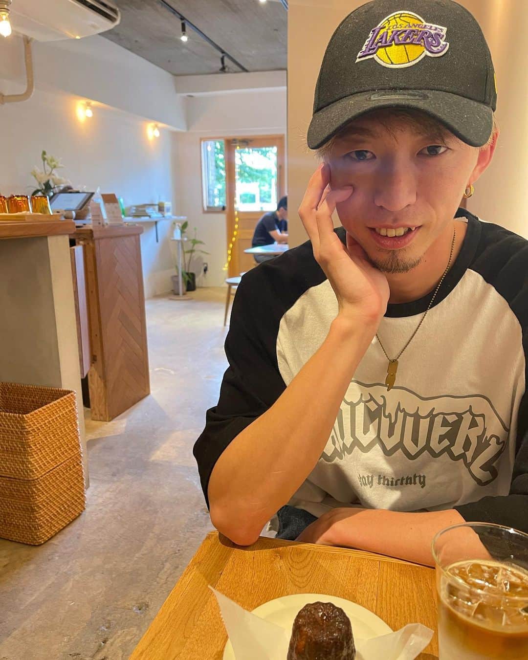 かずえいのインスタグラム：「・ 親とコーヒー会😂  カヌレだっけ？ めちゃ美味かった🤲  #かずえいライフ#地元#西東京市#海外系YouTuber」