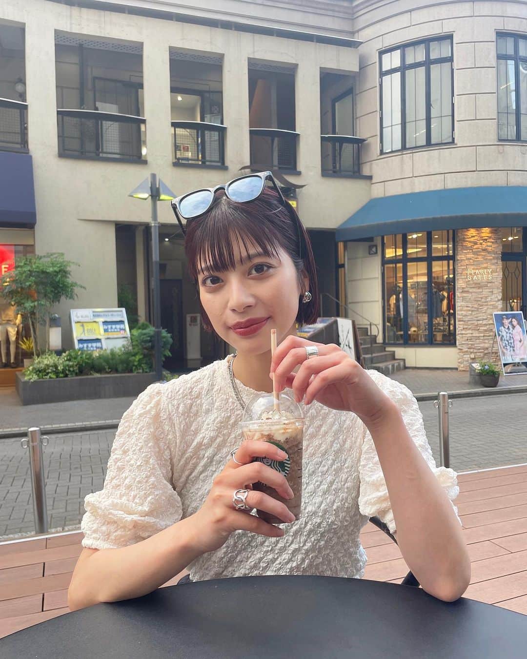 のインスタグラム：「.  スタバ行くといつも何にするかめっちゃ迷う☕️ ⁡ ⁡近くにあるのに中々行かないから 久々に行けてハッピー🌞 ⁡ ⁡ ⁡ 今年はサングラスもかけていきたいです🕶（笑） ⁡ ⁡ ⁡ ⁡ ⁡ ⁡ ⁡ ⁡ #休日の過ごし方 #カフェ巡り #カフェ #スタバ #dayoff #サングラス #サングラス女子 #ぱっつんボブ #赤髪ボブ #切りっぱなしボブ」