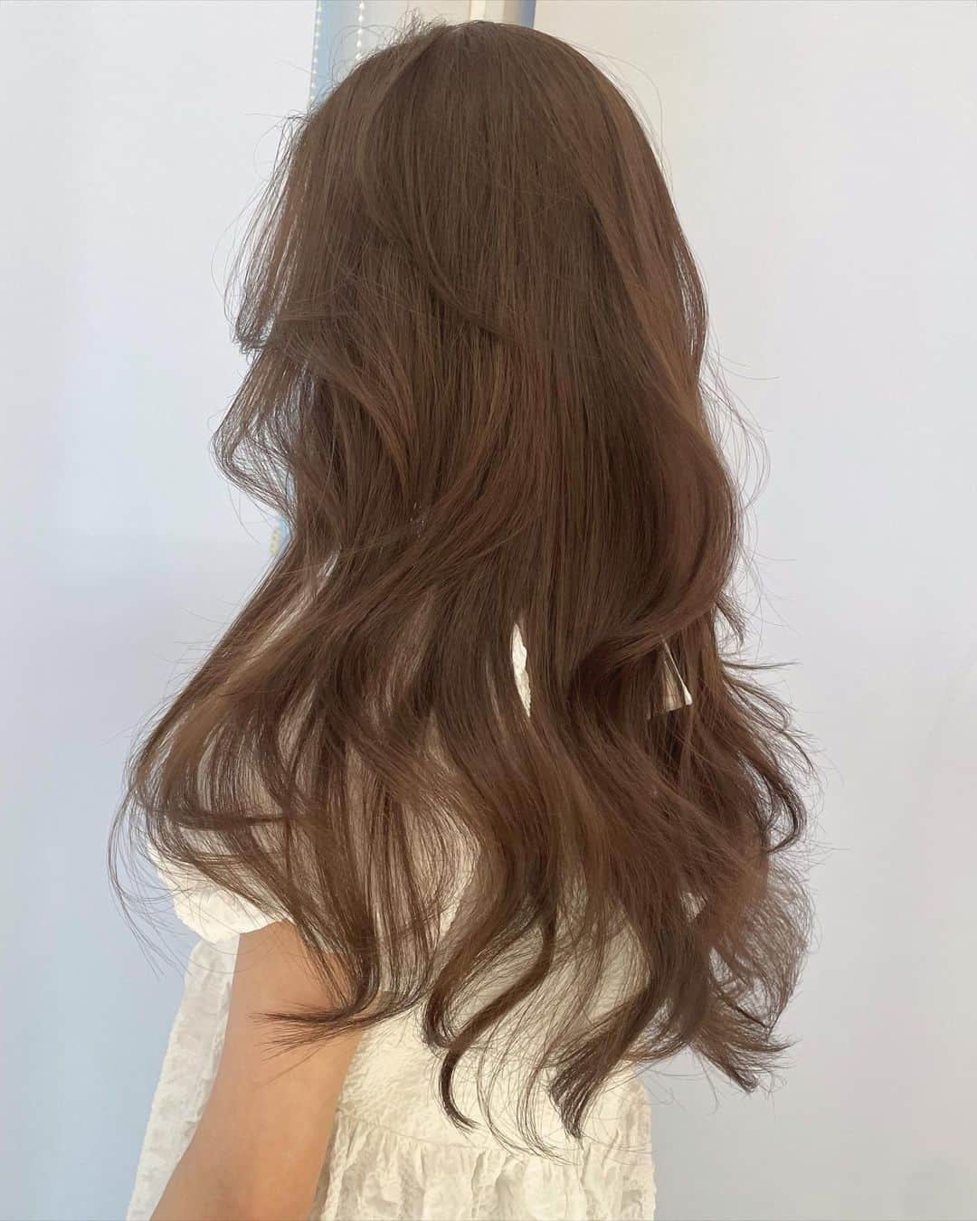 原涼香のインスタグラム：「大人気𝙗𝙚𝙞𝙜𝙚 🤎ブリーチなし明るめカラー🎀 ㅤㅤㅤㅤㅤㅤㅤㅤㅤㅤㅤㅤㅤ カラーのみで明るめを続けると 透明感がすごくでます✨ 一回で明るめ希望の方はWケアカラーがオススメです🫶🏻 ㅤㅤㅤㅤㅤㅤㅤㅤㅤㅤㅤㅤㅤ menu... ●カット ●プレミアムケアカラー(or Wケアカラー) ●バイカルテトリートメント ㅤㅤㅤㅤㅤㅤㅤㅤㅤㅤㅤㅤㅤ 是非お任せください🤍 ㅤㅤㅤㅤㅤㅤㅤㅤㅤㅤㅤㅤㅤ  #SHIMA #韓国ヘア#韓国スタイル#海外ヘア#レイヤーカット#ワンホンヘア#ワンホン#ブリーチカラー#網紅#初カラー#ハイトーン#暗髪#ベージュカラー#ラベンダーカラー#グレージュ#オリーブカラー#透明感カラー#銀座美容院#銀座美容室#美容師#美容学生#시스루뱅#레이어드컷#hairstyle#y2k#fasion#color#layered#beige#メイク」