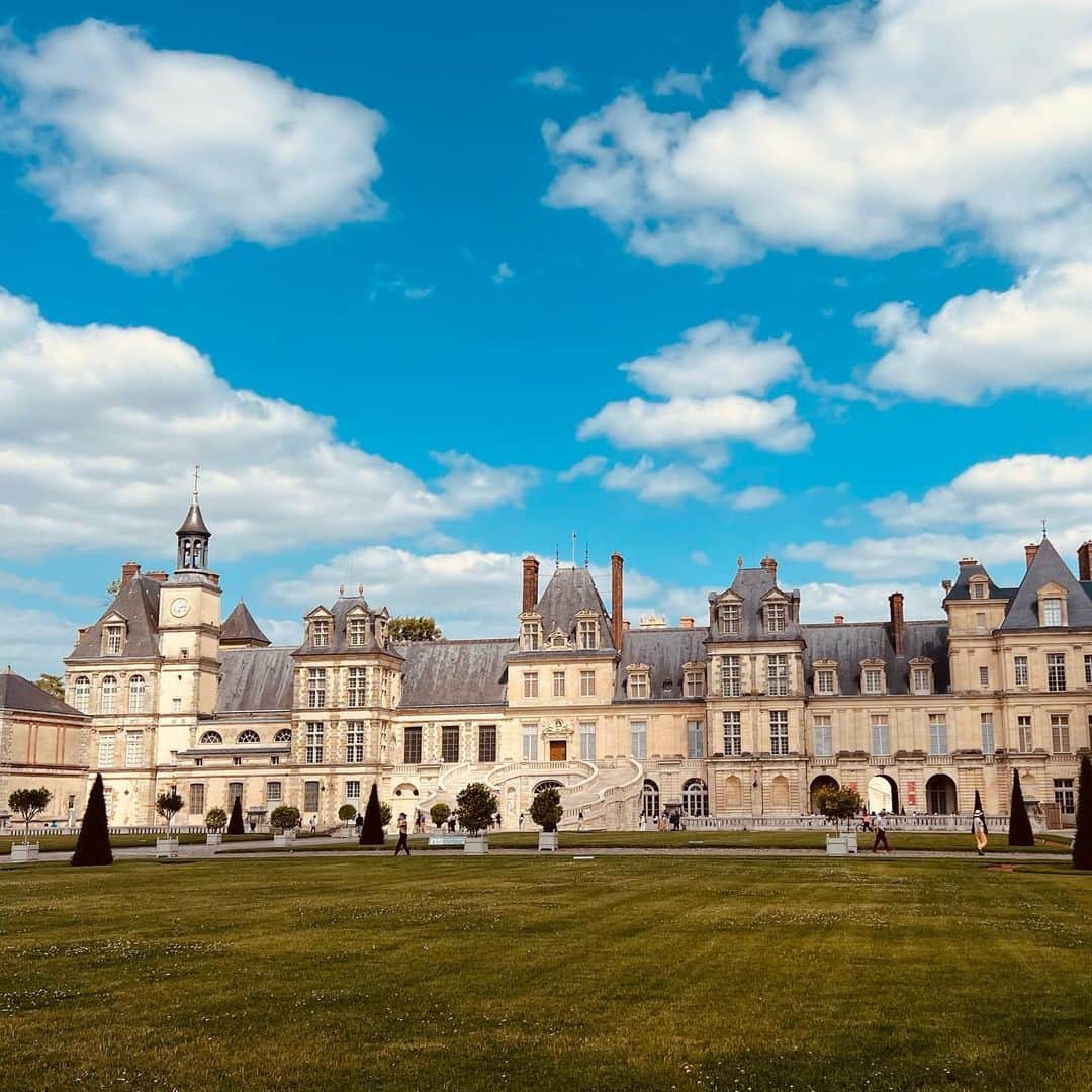 カイトアンドバタフライのインスタグラム：「The magical castle #fontainebleau   #kiteandbutterflycollective #france」