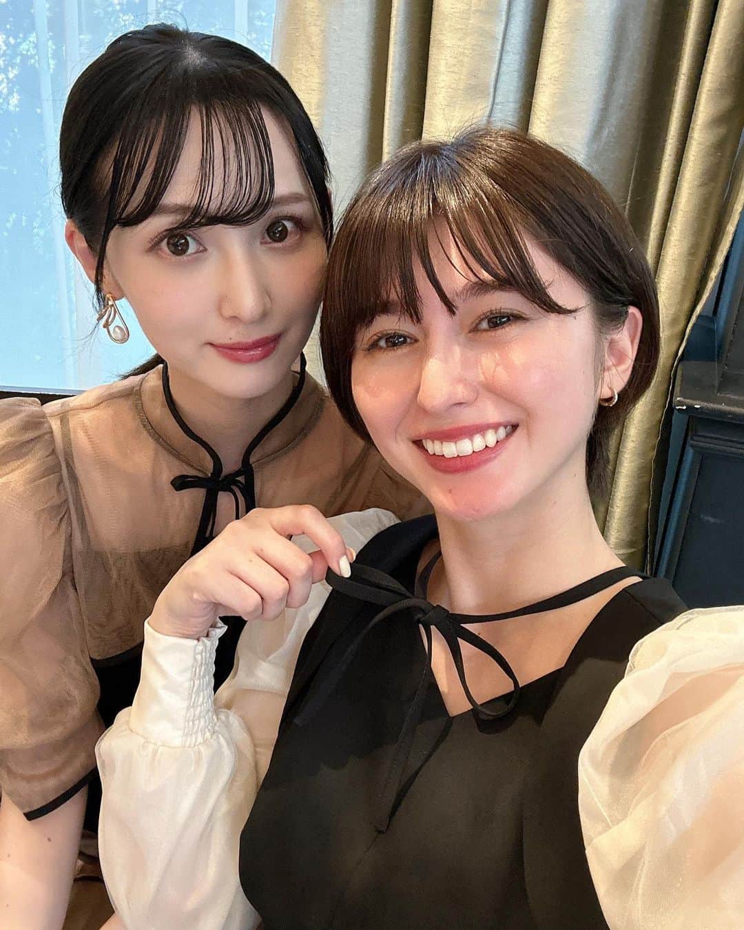 のインスタグラム：「. . 久しぶりのツーショット🖤 ワンピース似てた👯‍♀️ . ピアスは @lilasmillesime_official ♡ . ゆふたん本当に綺麗で可愛かった🥲 リアルプリンセスおめでとう👰🏻‍♀️💐」