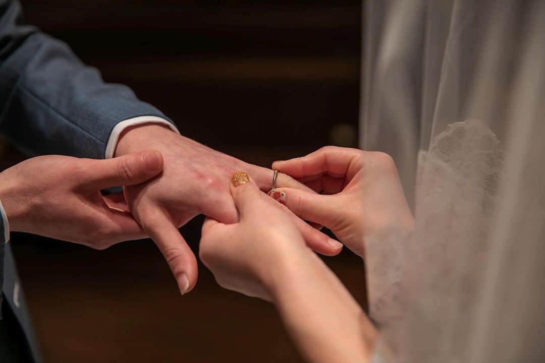 フォーチュン イン ザ テラス ≪新潟県新潟市：結婚式場≫のインスタグラム：「. #engagementring  . 永遠の愛をカタチに。 お互いの指輪を交換し 愛が溢れすぎないように そっとエンゲージカバー。」