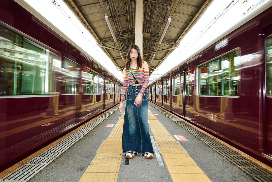 神田萌衣のインスタグラム：「すっごいタイミングよく両サイドに電車が来たやつ🚃  普段の私とはかけ離れてて好きですこの写真🫢🤍  📸 : @mymai5959」