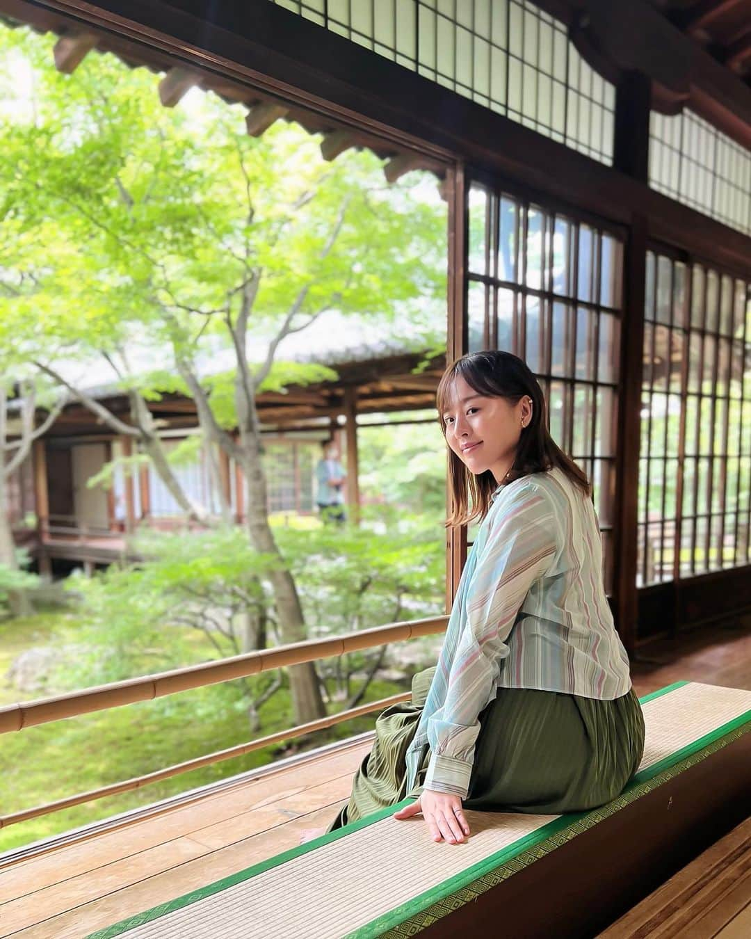 真衣ひなのさんのインスタグラム写真 - (真衣ひなのInstagram)「京都1泊2日 📍#建仁寺 (1-5枚目) 📍#八阪神社 (6) 📍#下鴨神社 (7) 📍#河合神社 (8-10)  建仁寺の枯山水の素晴らしきこと。 大雄苑は眺めているだけで心が静まるようで 15分ぐらい眺めてたかなぁ、 潮音庭の緑は癒しの効果がありました🌱  八阪神社でお守りを授かり。  みたらし団子発祥の地と言われる下鴨神社では みたらし川で足をちゃぷちゃぷ。  美の神様がいらっしゃる河合神社にて 鏡絵馬にお化粧をして奉納。 心が外面にあらわれるという教え🪞 この言葉はいつも持ち歩くことにしました。  #時差GW」7月4日 21時13分 - hinano_mai