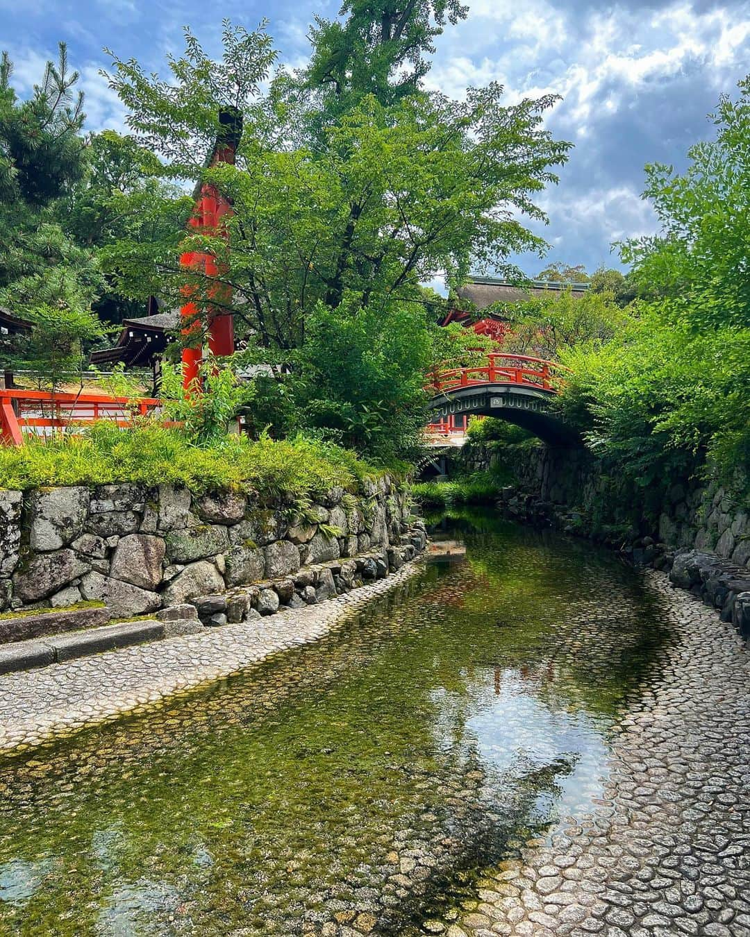 真衣ひなのさんのインスタグラム写真 - (真衣ひなのInstagram)「京都1泊2日 📍#建仁寺 (1-5枚目) 📍#八阪神社 (6) 📍#下鴨神社 (7) 📍#河合神社 (8-10)  建仁寺の枯山水の素晴らしきこと。 大雄苑は眺めているだけで心が静まるようで 15分ぐらい眺めてたかなぁ、 潮音庭の緑は癒しの効果がありました🌱  八阪神社でお守りを授かり。  みたらし団子発祥の地と言われる下鴨神社では みたらし川で足をちゃぷちゃぷ。  美の神様がいらっしゃる河合神社にて 鏡絵馬にお化粧をして奉納。 心が外面にあらわれるという教え🪞 この言葉はいつも持ち歩くことにしました。  #時差GW」7月4日 21時13分 - hinano_mai