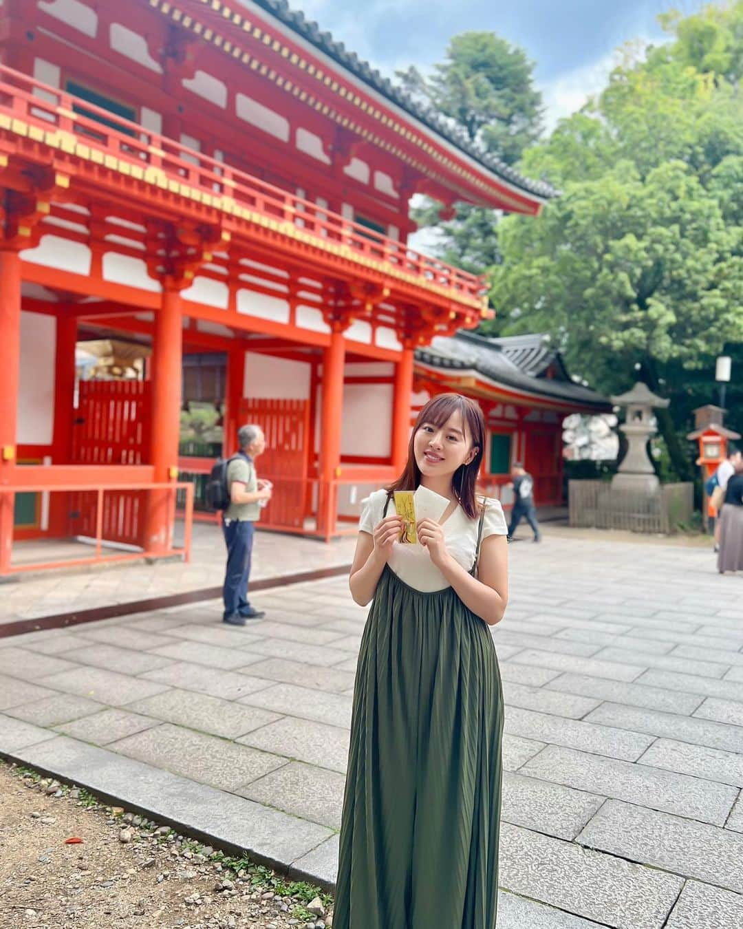 真衣ひなのさんのインスタグラム写真 - (真衣ひなのInstagram)「京都1泊2日 📍#建仁寺 (1-5枚目) 📍#八阪神社 (6) 📍#下鴨神社 (7) 📍#河合神社 (8-10)  建仁寺の枯山水の素晴らしきこと。 大雄苑は眺めているだけで心が静まるようで 15分ぐらい眺めてたかなぁ、 潮音庭の緑は癒しの効果がありました🌱  八阪神社でお守りを授かり。  みたらし団子発祥の地と言われる下鴨神社では みたらし川で足をちゃぷちゃぷ。  美の神様がいらっしゃる河合神社にて 鏡絵馬にお化粧をして奉納。 心が外面にあらわれるという教え🪞 この言葉はいつも持ち歩くことにしました。  #時差GW」7月4日 21時13分 - hinano_mai