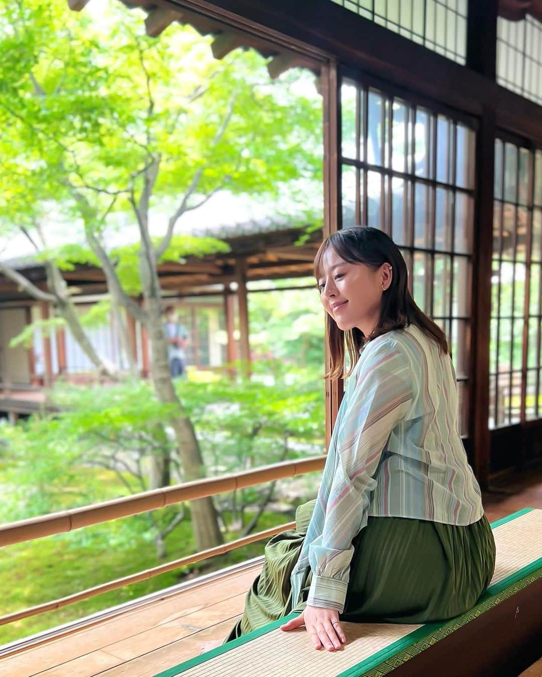 真衣ひなのさんのインスタグラム写真 - (真衣ひなのInstagram)「京都1泊2日 📍#建仁寺 (1-5枚目) 📍#八阪神社 (6) 📍#下鴨神社 (7) 📍#河合神社 (8-10)  建仁寺の枯山水の素晴らしきこと。 大雄苑は眺めているだけで心が静まるようで 15分ぐらい眺めてたかなぁ、 潮音庭の緑は癒しの効果がありました🌱  八阪神社でお守りを授かり。  みたらし団子発祥の地と言われる下鴨神社では みたらし川で足をちゃぷちゃぷ。  美の神様がいらっしゃる河合神社にて 鏡絵馬にお化粧をして奉納。 心が外面にあらわれるという教え🪞 この言葉はいつも持ち歩くことにしました。  #時差GW」7月4日 21時13分 - hinano_mai