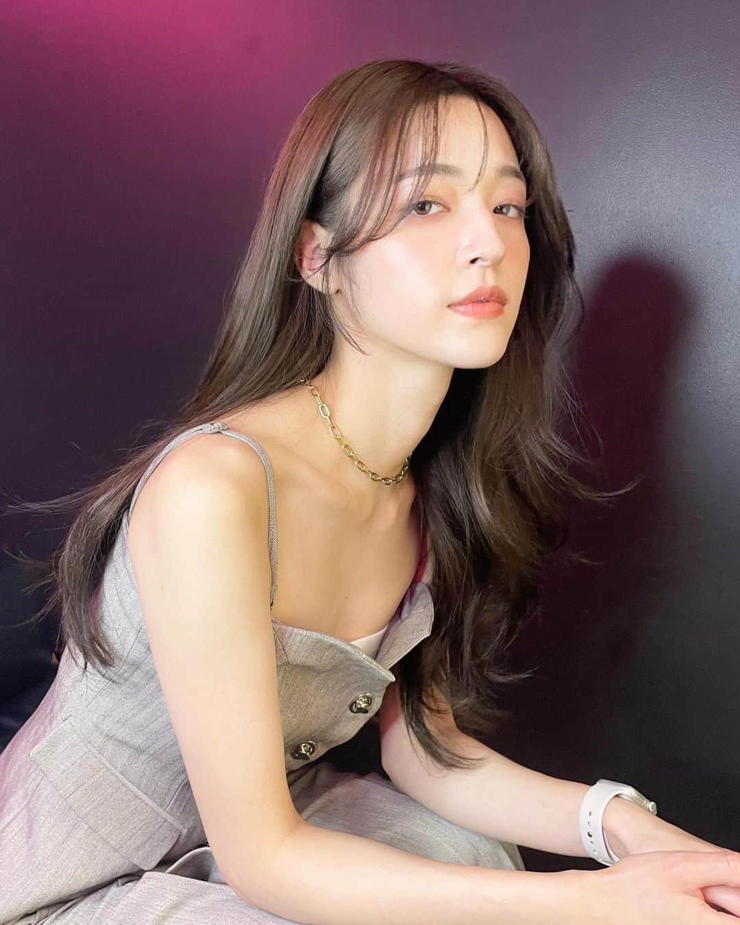 原涼香のインスタグラム：「🩶 2WAYバング ✖️ グレージュ 🩶 大人気の韓国スタイルです🇰🇷🎀 下ろしもしたいし、上げもしたい方は 2wayにしましょう( ੭ ˙ᗜ˙ )੭♡ˎˊ˗ ㅤㅤㅤㅤㅤㅤㅤㅤㅤㅤㅤㅤㅤ  🪩韓国HAIR STYLE MENU ㅤㅤㅤㅤㅤㅤㅤㅤㅤㅤㅤㅤㅤ ☑︎カット ワンカールだけでも可愛いこだわりレイヤーカット🖤  ☑︎プレミアムケアカラー(or Wケアカラー) 透明感バツグンのグレージュカラー🩶 ㅤㅤㅤㅤㅤㅤㅤㅤㅤㅤㅤㅤㅤ ☑︎バイカルテトリートメント 韓国人みたいなツヤ髪はバイカルテトリートメントで叶います🖤  ㅤㅤㅤㅤㅤㅤㅤㅤㅤㅤㅤㅤㅤ ご予約はリンクから🫶🏻🔗 ㅤㅤㅤㅤㅤㅤㅤㅤㅤㅤㅤㅤㅤㅤㅤㅤㅤㅤㅤㅤㅤㅤㅤㅤㅤㅤ  #SHIMA#韓国ヘア#韓国スタイル#レイヤーカット#ワンホンヘア#ワンホン#ダークトーン#網紅#初カラー#暗髪#ベージュカラー#ラベンダーカラー#グレージュ#オリーブカラー#透明感カラー#銀座美容院#銀座美容室#美容師#시스루뱅#레이어드컷#koreanhair」