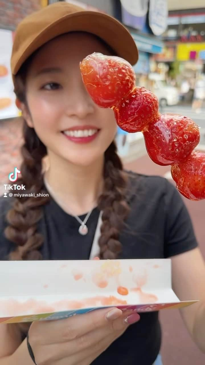 宮脇詩音のインスタグラム：「久しぶりに食べたいちご飴🍓うまっ。 中はじゅわっとしてて甘酸っぱい🫧 でも飴の部分がパリパリすぎて最後口の中で暴れてたw #いちご飴」