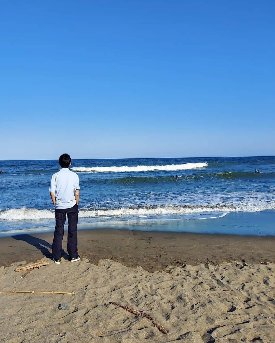 佐藤純さんのインスタグラム写真 - (佐藤純Instagram)「息子のホッケーの練習試合をみてみたくて、千葉県のいすみ市まで、ひとりでドライブ🚙  片道1時間40分かけて行ったのに…着いたら試合終わってた😱  ただ、迎えにいっただけになっちゃったよ😅  ま、いっか😊  近所のお友達も一緒にね😄🚙  せっかくここまで来たんだから、ちょっと海でも寄ってみよう🌊😁  平羅が砂浜に『最強のゴールキーパーになる‼️』と書いていました。  中3男子と中1男子、可愛いなぁ❤  そして、九十九里にある焼き蛤の「向島」へ。  よく、With時代に九十九里ロケの帰りにきたなぁ。  試合は観れなかったけど、３人でドライブもなかなか楽しかった🚙  #息子 #ホッケー部 #海 #ドライブ #ママ #ママモデル #モデル #mama #mamamodel #model」7月4日 21時18分 - junsatoidea