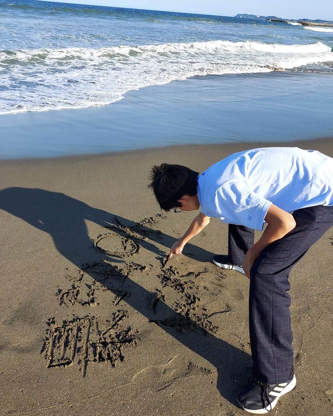 佐藤純さんのインスタグラム写真 - (佐藤純Instagram)「息子のホッケーの練習試合をみてみたくて、千葉県のいすみ市まで、ひとりでドライブ🚙  片道1時間40分かけて行ったのに…着いたら試合終わってた😱  ただ、迎えにいっただけになっちゃったよ😅  ま、いっか😊  近所のお友達も一緒にね😄🚙  せっかくここまで来たんだから、ちょっと海でも寄ってみよう🌊😁  平羅が砂浜に『最強のゴールキーパーになる‼️』と書いていました。  中3男子と中1男子、可愛いなぁ❤  そして、九十九里にある焼き蛤の「向島」へ。  よく、With時代に九十九里ロケの帰りにきたなぁ。  試合は観れなかったけど、３人でドライブもなかなか楽しかった🚙  #息子 #ホッケー部 #海 #ドライブ #ママ #ママモデル #モデル #mama #mamamodel #model」7月4日 21時18分 - junsatoidea