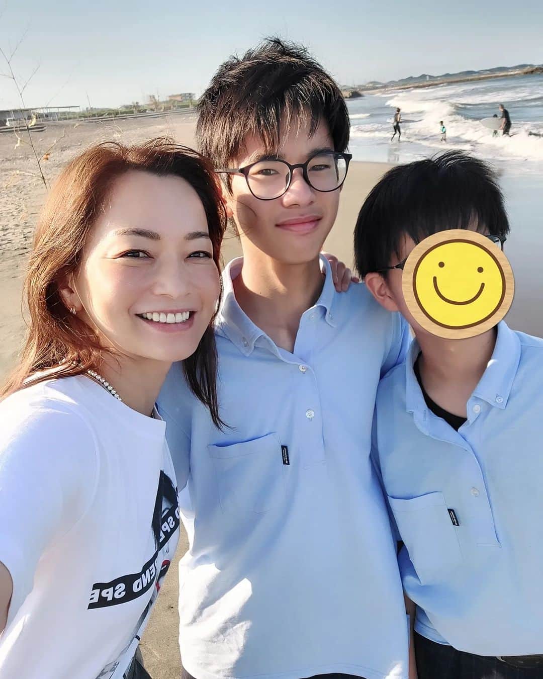 のインスタグラム：「息子のホッケーの練習試合をみてみたくて、千葉県のいすみ市まで、ひとりでドライブ🚙  片道1時間40分かけて行ったのに…着いたら試合終わってた😱  ただ、迎えにいっただけになっちゃったよ😅  ま、いっか😊  近所のお友達も一緒にね😄🚙  せっかくここまで来たんだから、ちょっと海でも寄ってみよう🌊😁  平羅が砂浜に『最強のゴールキーパーになる‼️』と書いていました。  中3男子と中1男子、可愛いなぁ❤  そして、九十九里にある焼き蛤の「向島」へ。  よく、With時代に九十九里ロケの帰りにきたなぁ。  試合は観れなかったけど、３人でドライブもなかなか楽しかった🚙  #息子 #ホッケー部 #海 #ドライブ #ママ #ママモデル #モデル #mama #mamamodel #model」