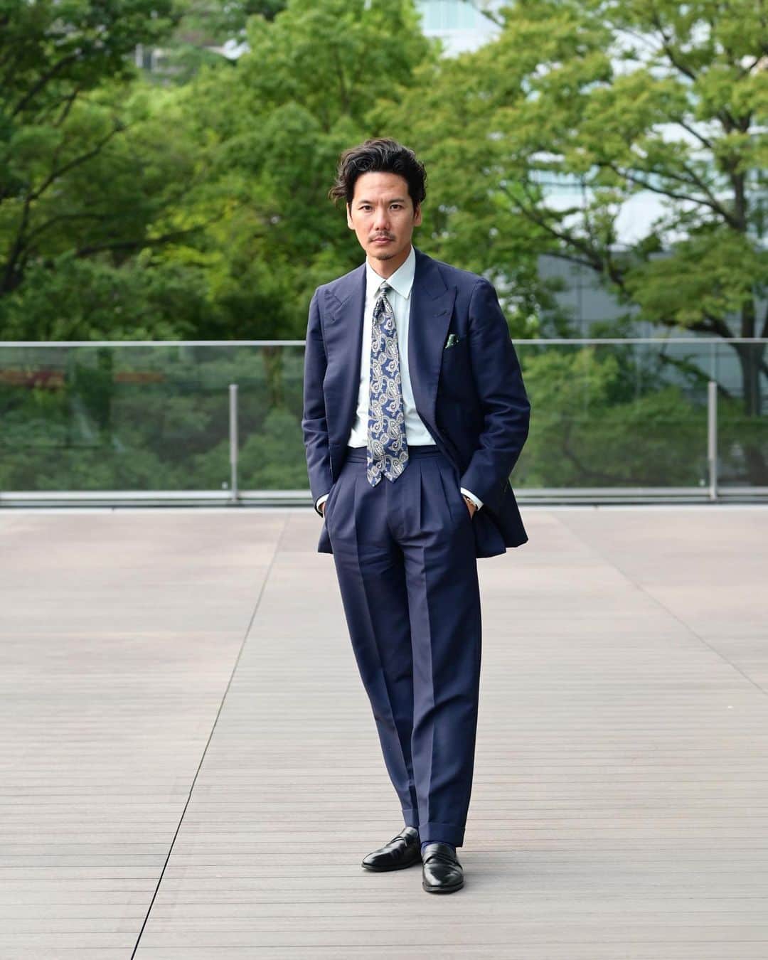 Shuhei Nishiguchiさんのインスタグラム写真 - (Shuhei NishiguchiInstagram)「"Classic never fades"◀◀︎◀︎7pics 本日はパリのシャルべで購入したペールグリーンのシャツを。 ビスポークのダルクオーレのスーツ、ラルフローレンのビンテージタイを合わせた私らしいスーツスタイル。 夏でもギリギリまでネクタイを締めていたいですね。  【ITEM】 Suit： @sartoria_dalcuore  Shirt： @charvet_official  Tie： @poloralphlauren vintage Pocket square： @drakes vintage Shoes： @johnlobb  Watch： @cartier 70's  #beamsf #gentlemanstyle #classicmenswear #vintagewatch #suitstyle #mensweardaily #spezzatura #ootdmen」7月4日 21時21分 - shuhei_nishiguchi