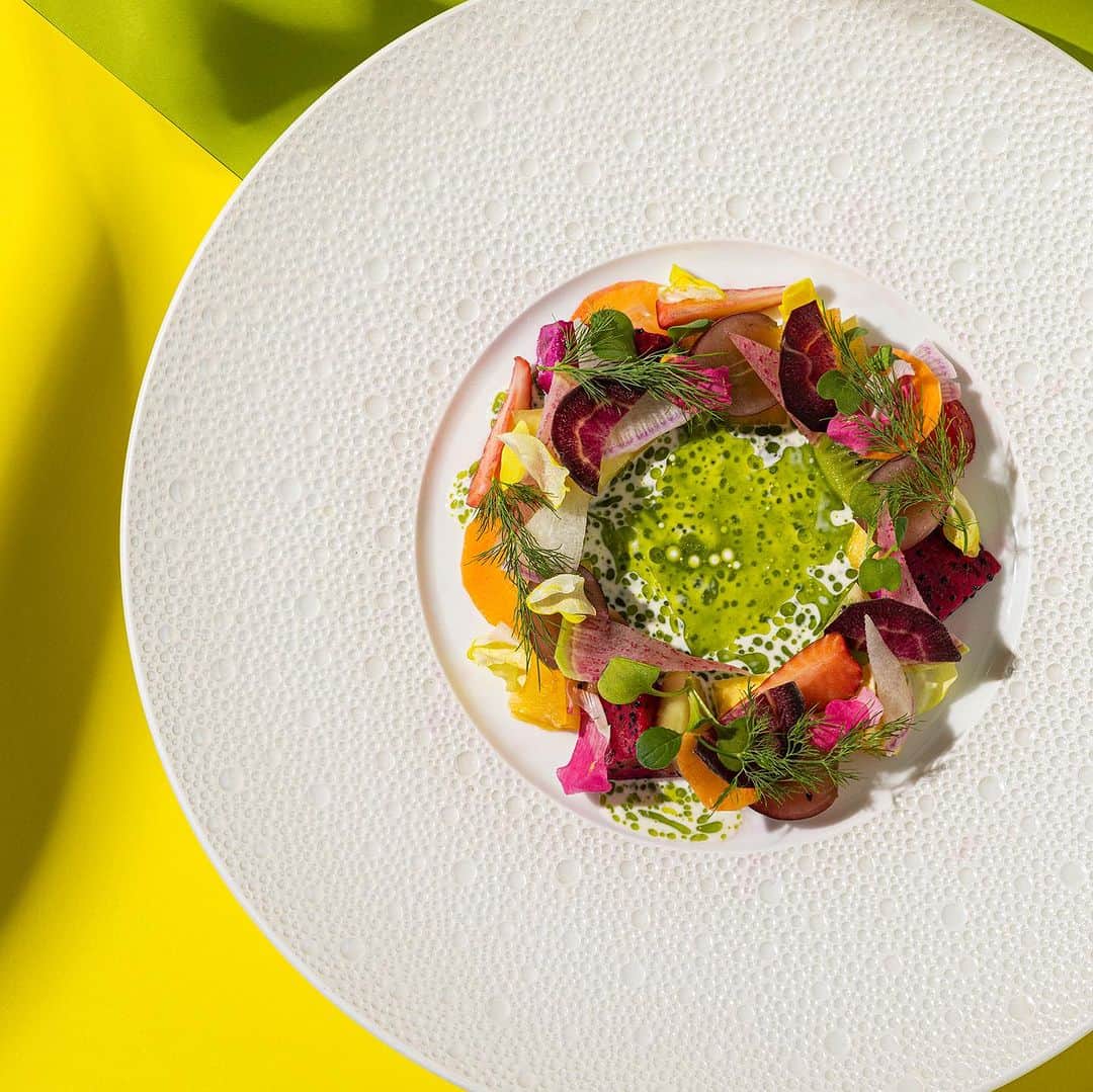 のインスタグラム：「【Hakulei Salad】  同ホテルでは、東京にいながらハワイを体感するフェア「Tokyo meets Hawaii」を開催中。  ハワイの名門ホテル「ロイヤルハワイアン, ラグジュアリーコレクションリゾート, ワイキキ」とコラボレーションし、多彩なメニューをご用意しております。  本日はロイヤルハワイアンの新メニュー「Hakulei Salad」をご紹介。  ハワイの伝統的な花冠"ハクレイ”。お花と植物で織りなすリースをイメージしたカラフルなサラダは、フルーツとお野菜をふんだんに使用し、見ためも可愛らしい一皿。  当ホテル最上階「All-Day Dining OASIS GARDEN」にて8月31日までご賞味いただけます。  The hotel is currently holding "Tokyo meets Hawaii," a fair that allows guests to experience Hawaii from the comfort of their home in Tokyo.  In collaboration with the prestigious Hawaiian hotel "Royal Hawaiian, Luxury Collection Resort, Waikiki", a variety of menus are available.  Today, we would like to introduce the Royal Hawaiian's menu "Hakulei Salad".  Hakulei is a traditional Hawaiian flower crown. This colorful salad, inspired by a wreath made of flowers and plants, is made with an abundance of fruits and vegetables and is a lovely looking dish.  It is available at "All-Day Dining OASIS GARDEN" on the top floor of the hotel until August 31.  Share your own images with us by tagging @princegallerytokyokioicho —————————————————————  #luxuryhotels #theluxurycollection #princehotels #akasaka #tokyo #visittokyo #tokyohotel #東京 #赤坂見附 #marriott #bonvoy #tokyoroom #リール　#ハワイアンフェア #hawaiianfair #Hawaii #ハワイ #royalhawaiian #ロイヤルハワイアン #pinkpalace #ピンクパレス #marriottbonvoy #ハクレイ #hakulei #salad」