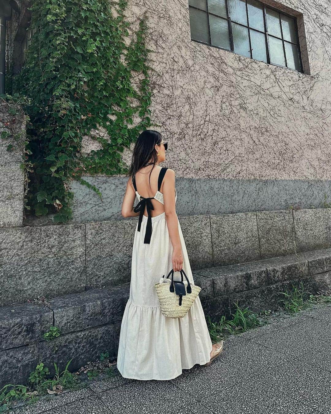 esutoreja_risaribonのインスタグラム：「背中デザインがとても可愛い麻風生地で 見た目涼しい夏ワンピース👸 . サイズはフリーで バスト周りはストレッチありで 背中もゆったりめです！ .  .  . @esutoreja  5日20:00 〜」