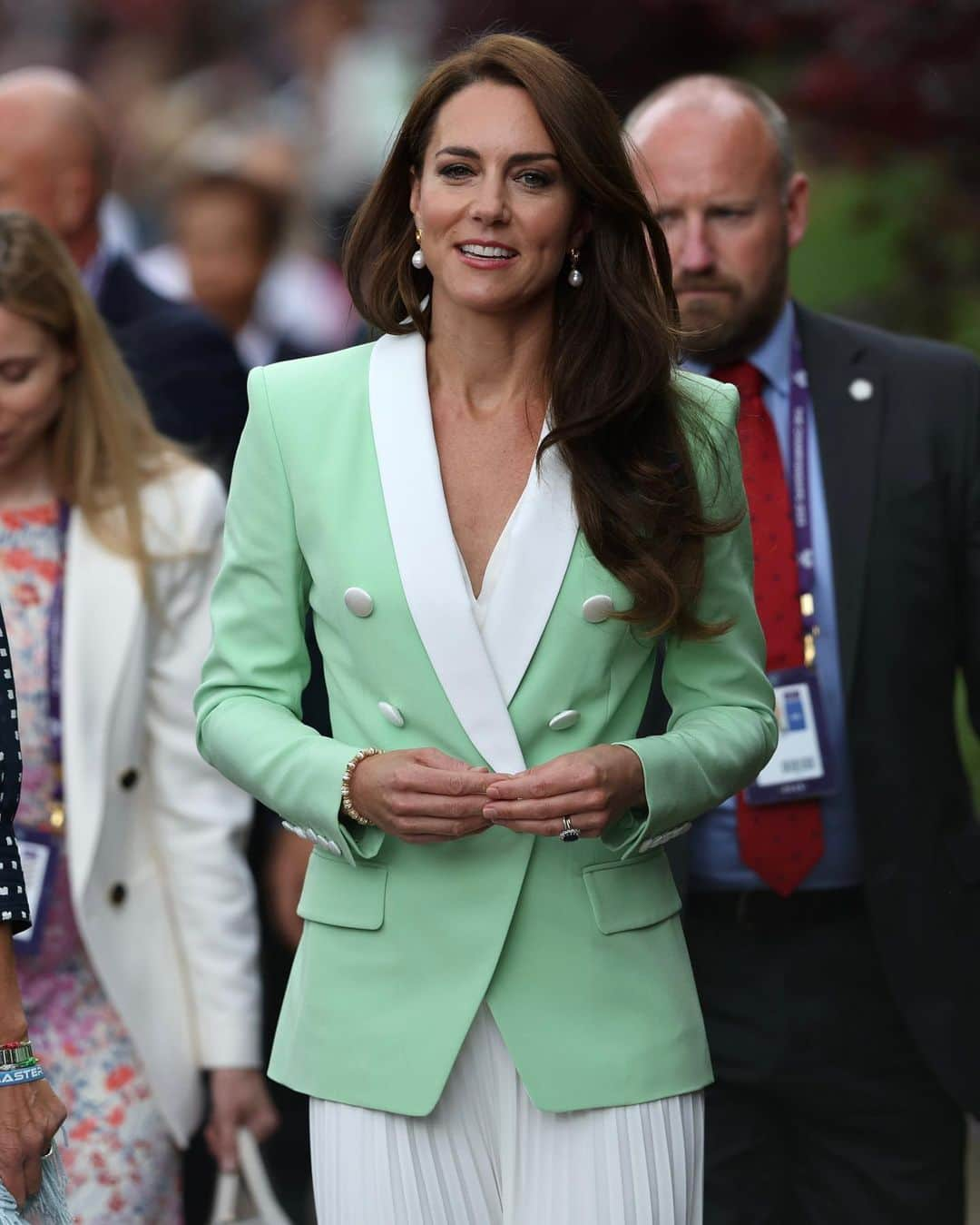 British Vogueさんのインスタグラム写真 - (British VogueInstagram)「The #PrincessOfWales embraces ’80s dressing at #Wimbledon. Right on theme with her white pleated midi-skirt, Kate gives courtside dressing a retro twist with her mint-green blazer on day two of the tournament. Click the link in bio for all the details of her outfit.」7月4日 21時23分 - britishvogue