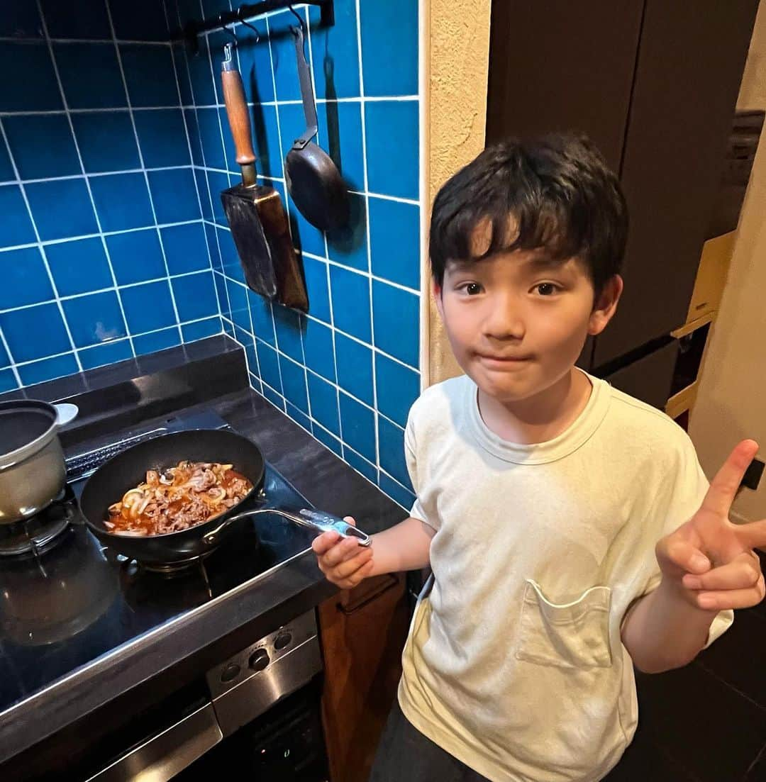 クリス智子さんのインスタグラム写真 - (クリス智子Instagram)「昨日今日と、夕飯は連日、息子料理、ハッシュドビーフ。昨日、とにかく全部自分でやりたいと、作ってくれ、私は大ハッピーだったんですが、本人的には汁が少なかったと落ち込んだので、「そういう時は、続けてやった方が良いよ」とつい。。本人もやる気。  今日は、昨日よりも本人も満足でよかった。私にとっては、もちろん、両日世界最高においしかったです。  何ヶ月か前から、自分のレシピ本を作りたいから、と、私に普段作るものレシピを聞いてくるんですが、キッチンにある、レシピボックスの、私の手書きのレシピカードを見て、と言ったら、 省略しすぎていて、ほぼ象形文字？！解読不可能らしく、 文字起こしをして、LINEに欲しいと言われ、えーー💦 と、10こぐらいやってみました。  本人は、レシピを書くのも楽しそうだけど、 実際に自分で作ってみて、初めて次が見えてくるから、 経験値こそ、おいしさへの道と。  レシピブックの、メインや、サイドディッシュなどの、扉絵の切り絵が凝っていて好きです。  ごちそうさま！  #我が家ごはん #夏のチャレンジ #器は湯浅ロベルト淳さん  #息子料理シリーズ」7月4日 21時24分 - chris_tomoko