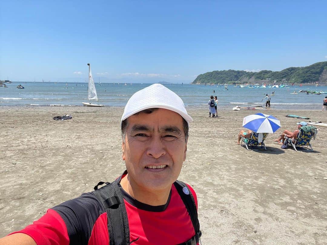 のインスタグラム：「逗子海岸は、早くも真夏の装い。でも、夏本番となればもっと蒸し暑い。今日のところは砂浜に吹く風は心地よいし、江ノ島の向こうに富士山が顔を覗かせていた。クラゲが出る前に海に飛び込みたいところだが、ロケ隊は葉山をひたすら歩き廻る。ゲロッ。」