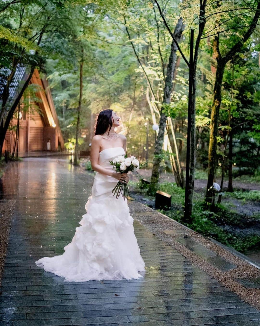 福井セリナさんのインスタグラム写真 - (福井セリナInstagram)「🕊️🌿☔️🤍  7月1日 軽井沢高原教会にて無事結婚式を終えました✨  あまり準備の様子をインスタにあげては来なかったけど この日を迎えるために大切な友人達が時間をさいてくれて お陰様で人生で最も幸せな日になりました。  私たち二人もたっくさん準備して、よく頑張った！！  当日の雨は軽井沢の緑をみずみずしく濡らし、雑音を消して、私たちを祝福してくれていたような気がします。  牧師さんの言葉をよそに耳に入る雨の音に思わず目を閉じて深呼吸をしたひと時。あの透き通った瞬間をずっと忘れずに過ごしていきたいです🌿🤍  会場、装花、衣装、たくさんのこだわりを詰め込んだ軌跡をこれから少しずつこのインスタに上げていきたいと思いますっ✨ (軌跡というほど美しいものでもなく、仕事との合間を縫いながらがむしゃらでした🤣世の花嫁さんみんなえらい！笑)  最後に、参列してくれたみんな 本当にありがとう！最高の式だった！大好き！！ . . . . . . #結婚式 #軽井沢高原教会 #軽井沢 #weddingday #wedding #ホテルブレストンコート #ホテルブレストンコート軽井沢 #軽井沢ウェディング #ナチュラルウェディング #軽井沢wedding #卒花 #卒花しました」7月4日 21時27分 - serinafukui__