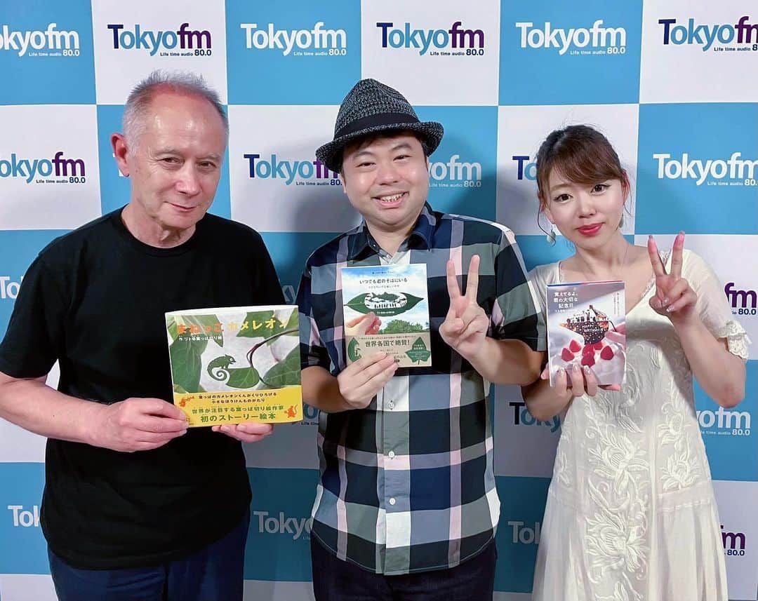 柴田幸子さんのインスタグラム写真 - (柴田幸子Instagram)「🎙🫧  TOKYO FM収録ゲストは 葉っぱ切り絵アーティストのリトさん🌱  一枚の葉っぱから切り出して表現する世界には 多くのファンがいて ほぼ毎日発表しているInstagramのフォロワー数は およそ50万人！！👏🏻  7月26日、初めてのストーリー絵本 『まねっこカメレオン』が発売になります💚  今夜はリトさんのこれまでと 葉っぱ切り絵アーティストとしての活動 そして今後についても伺いましました😌✨  ホントにとにかく作品が素晴らしいのです🌱  これを1枚1枚 手作業で行ってるかと思うと 気が遠くなりますが、、、笑  1枚の葉っぱの中に広がる世界🌎 そこに加えられたストーリー、言葉にも ぬくもりがあって  実物（葉っぱ）もご持参いただき 実際に触らせてもらって（手が震えたけど。笑） とっても感動しました🥹♡  リトさん初のストーリー絵本 『まねっこカメレオン』も ぜひお手に取ってみてください♡  発売を記念した展覧会が7/26〜8/8にかけて 丸の内丸善で行われるので こちらも是非に☝🏻  #アナウンサー #フリーアナウンサー #radio #ラジオ #収録 #葉っぱ切り絵 #葉っぱ切り絵アート  ・ ・」7月4日 21時29分 - shibata_sachiko