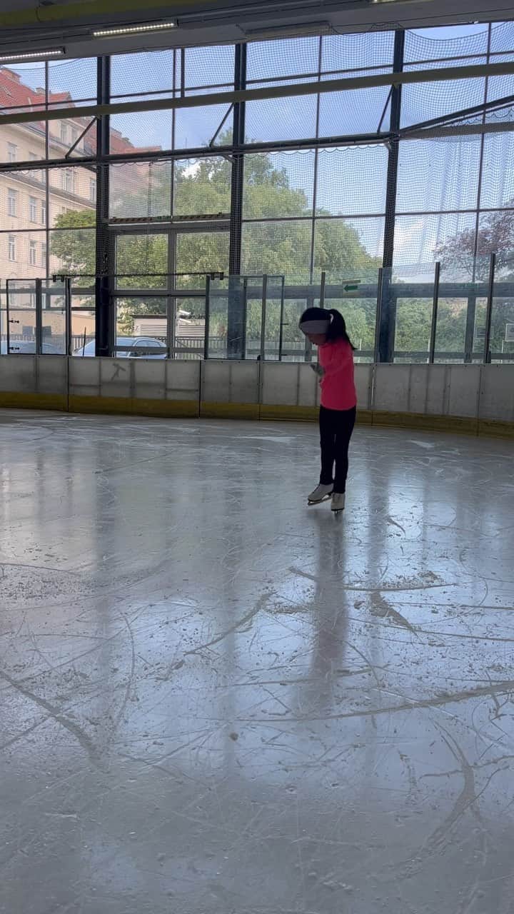 ケルシュティン・フランクのインスタグラム：「Just started skating a couple of month ago and slowly but steady we are making progress 😊 great job Eunseo! Keep up the good work🫶🏼 #figureskating #isufigureskating #proudcoach #workinghard #hardworkpaysoffs #lovemystudents #lovemyjob」