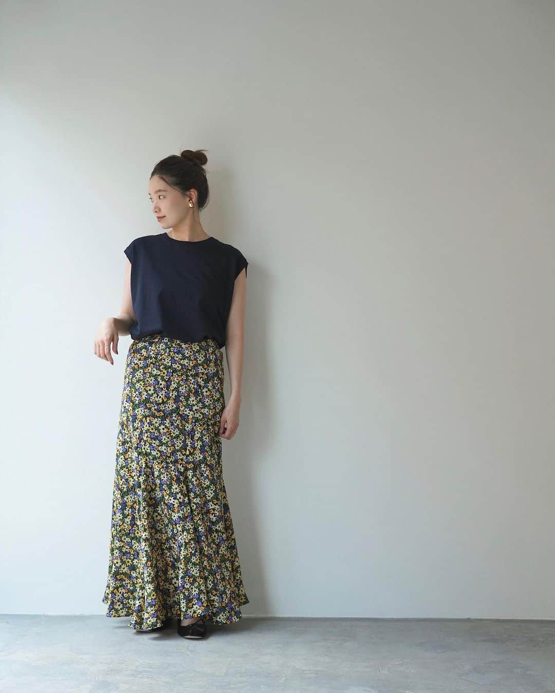 IENAさんのインスタグラム写真 - (IENAInstagram)「▼ NEW BOTTOMS 秋まで使えるフラワープリントのボトムスを、スタイリングでご紹介！ ⁡ ⁡ “フラワープリントエスカルゴスカート” ⁡ ウエスト周りはスッキリと、 軽やかに揺れるさりげない華やかさがレディな印象に。 ⁡ ⁡ ￣￣￣￣￣￣￣ ⁡ styling 1 ⁡ ⁡ フラワープリントエスカルゴスカート ¥19,800(税込) Size:36,38 Color:ブラックA No.23060900403030 店舗→7/6(木)入荷 札幌,広島,九州店舗は、7/7(金)入荷予定 ⁡ ⁡ ハイゲージ裏毛ノースリーブプルオーバー ¥10,450(税込) Size:free Color:グレー,ネイビー No.23070900031030 店舗→7月下旬入荷予定 EC→予約販売中 ⁡ ⁡ SPELTA UMA Velluto バレエシューズ ¥37,400(税込) Size:36,37,38,39 Color:ブラウン No.23093910000730 ⁡ ⁡ BEN AMUNイヤリング ¥20,900(税込) Size:free Color:ゴールド No.23091910007630 ⁡ ⁡ styling2 ⁡ COUTURE D`ADAM COWBOY KATE LOGO TEE ¥10,450(税込) Size:free Color:ホワイト No.23070910011010 ⁡ ⁡ MARLOTAレザーボックスバッグ ¥42,900(税込) Size:free Color:ブラック No.23092910000230 ⁡ ⁡ IENA ポインテッドフラットサンダル ¥16,500(税込) Size:35,36,37,38,39 Color:ホワイト,ブラック No.23093910008810 ⁡ ⁡ ￣￣￣￣￣￣￣ ⁡ #iena #iena_23ss #baycrews #baycrewsstore  #fashion #ファッション#夏 #夏コーデ #2023_07_newarrival」7月4日 21時29分 - iena_jp